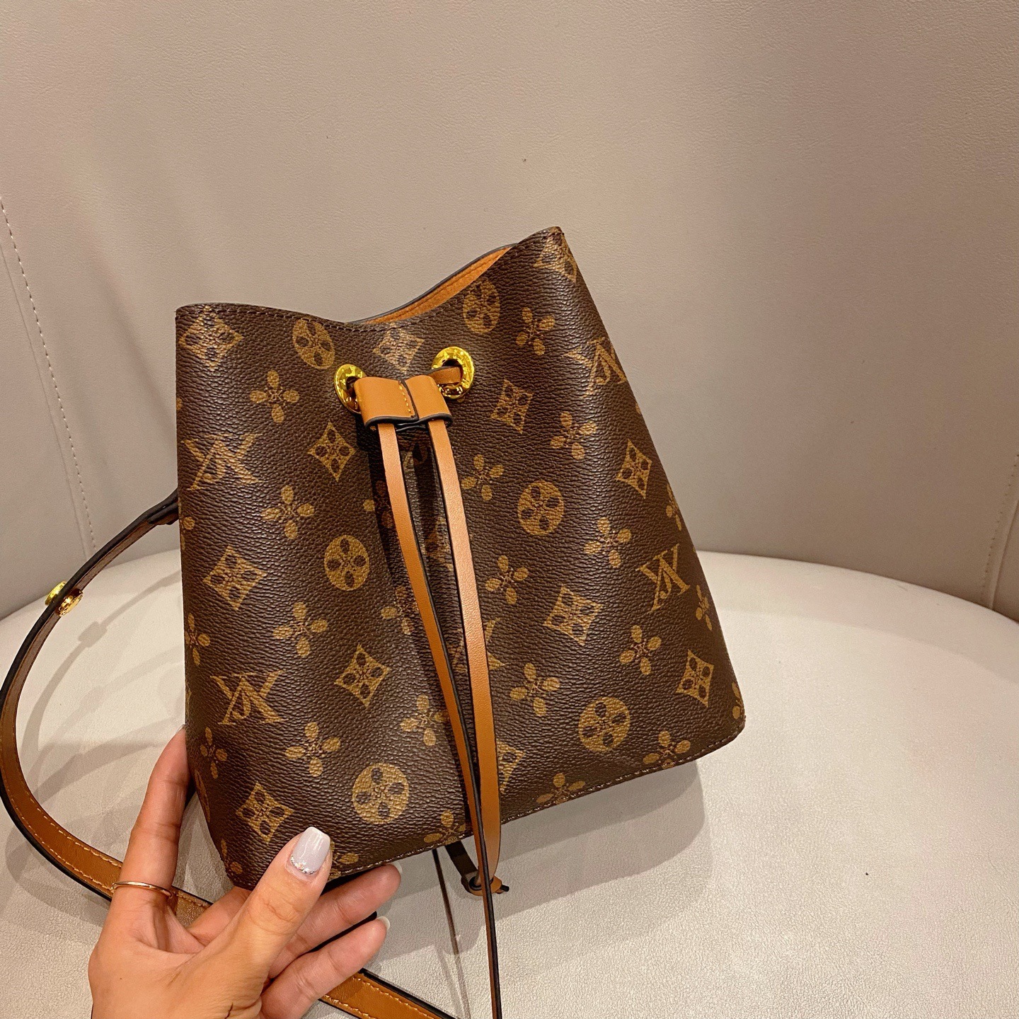 Bucket bag fashionable versatile drawstring shoulder messenger bag color-changing cowhide leather women's bag