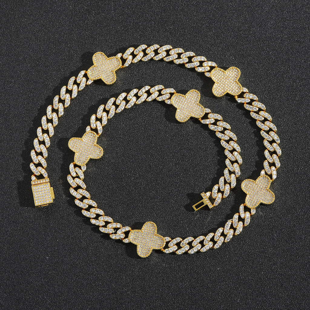 Stylish Simple Clover Necklace for Women Iced Out Luxury Versatile Choker Accessory Hip Hop Bling Bling Luxury Accessory Pass the diamond tester