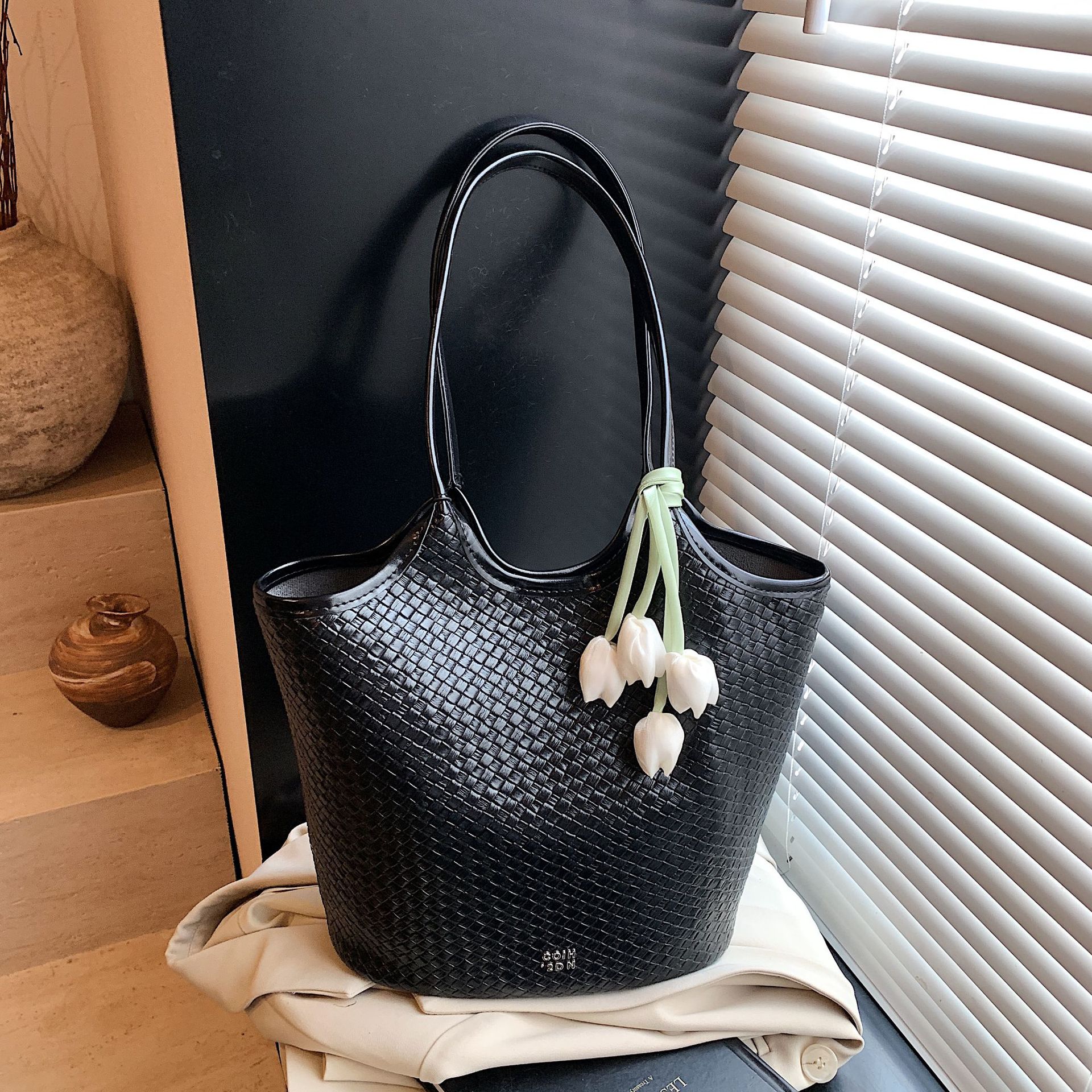 Women's large shoulder bag summer new versatile commuter bag Underarm bag this year is popular tote bag