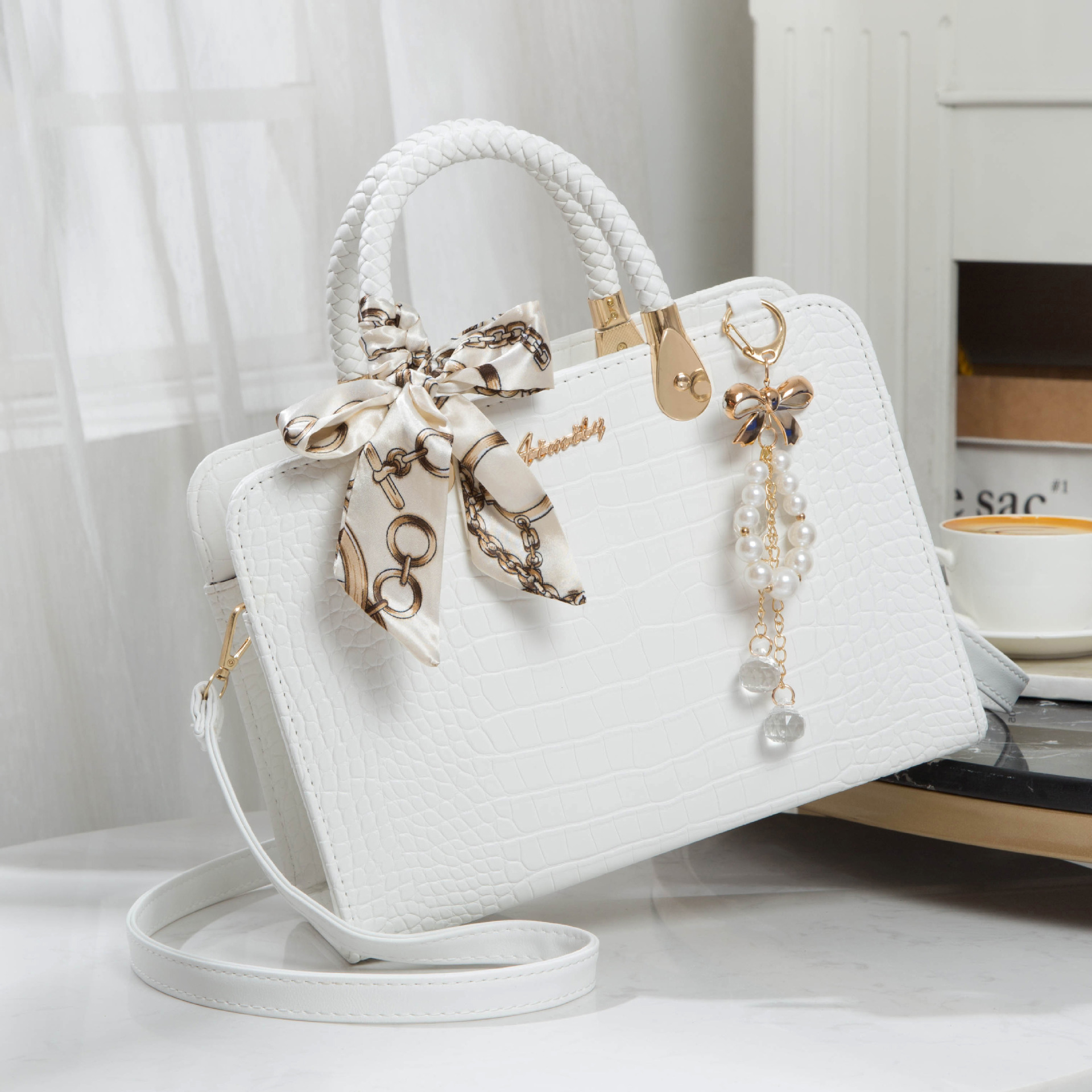 High-quality women's bags, new tote bags, fashionable mother bags, large-capacity women's messenger bags, red wedding bags.