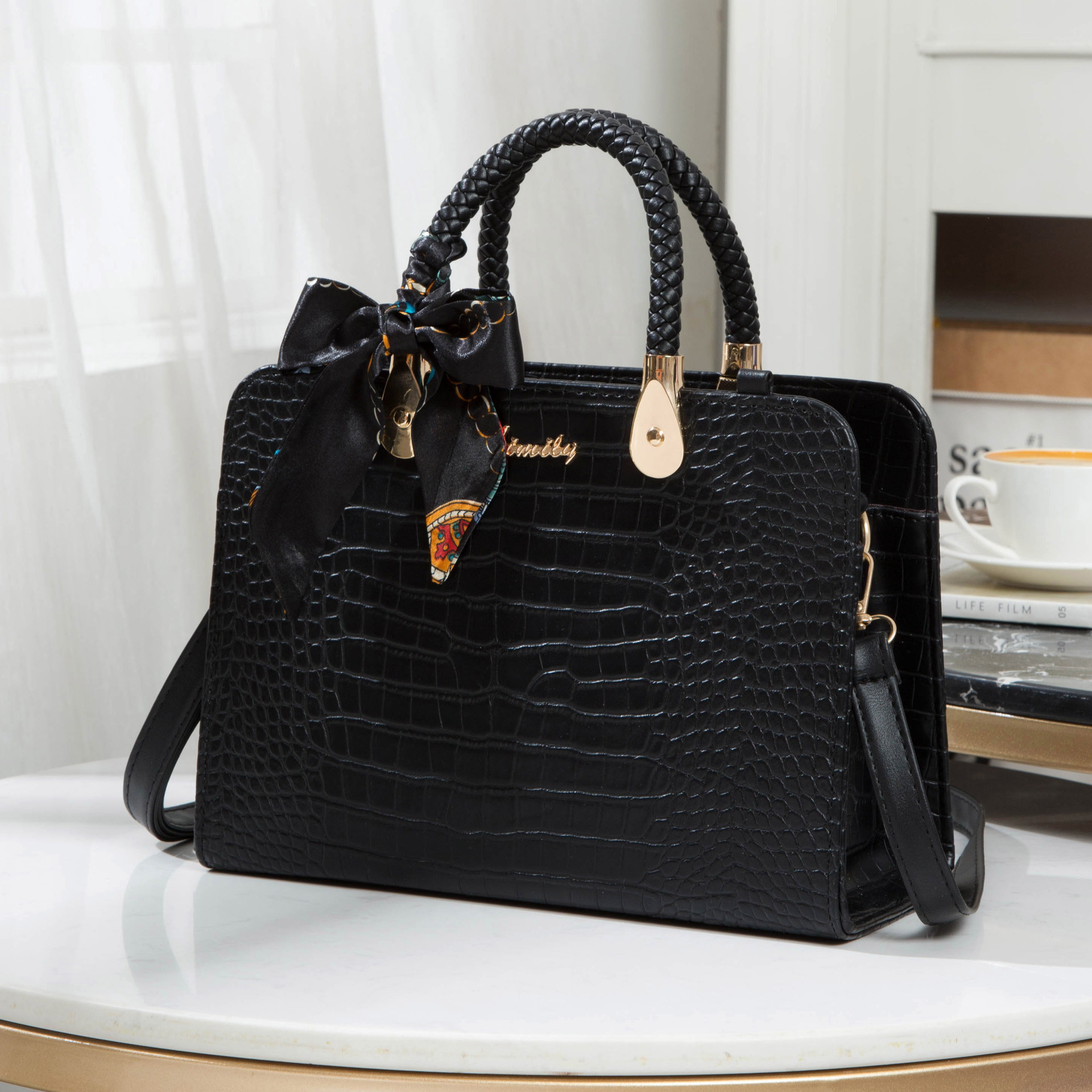 High-quality women's bags, new tote bags, fashionable mother bags, large-capacity women's messenger bags, red wedding bags.