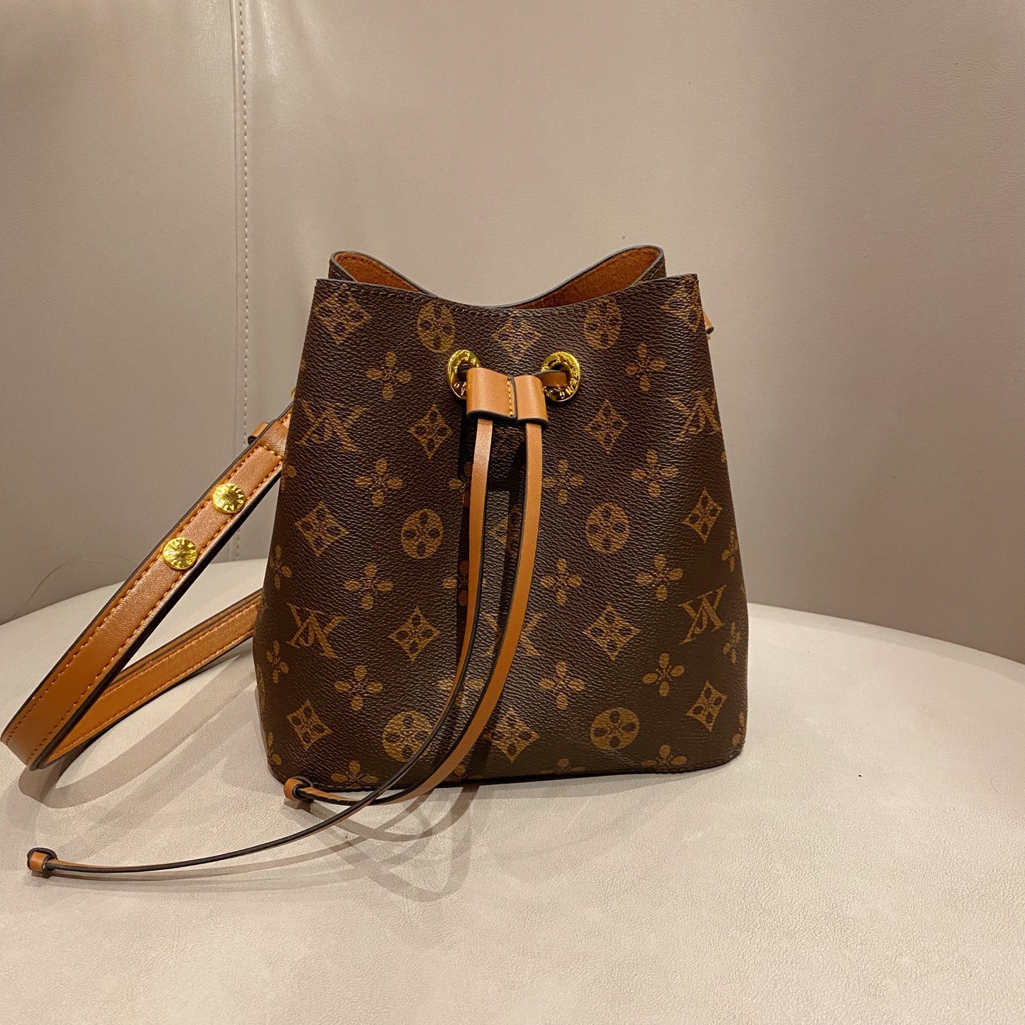 Bucket bag fashionable versatile drawstring shoulder messenger bag color-changing cowhide leather women's bag