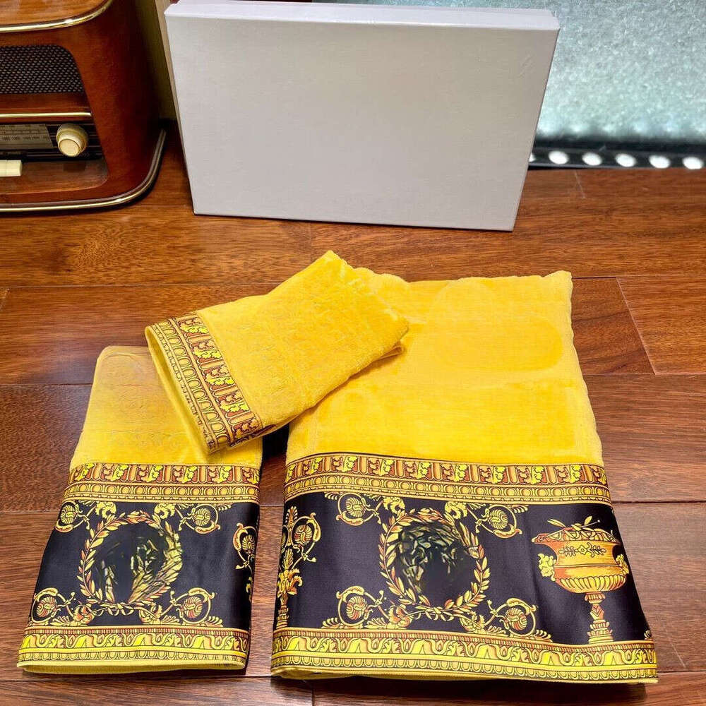 Designer Beach Towel Letter Embroidery Four Color Coral Veet Shower Absorbent Wet Quick Drying Bath Small Square Towel 3-piece set