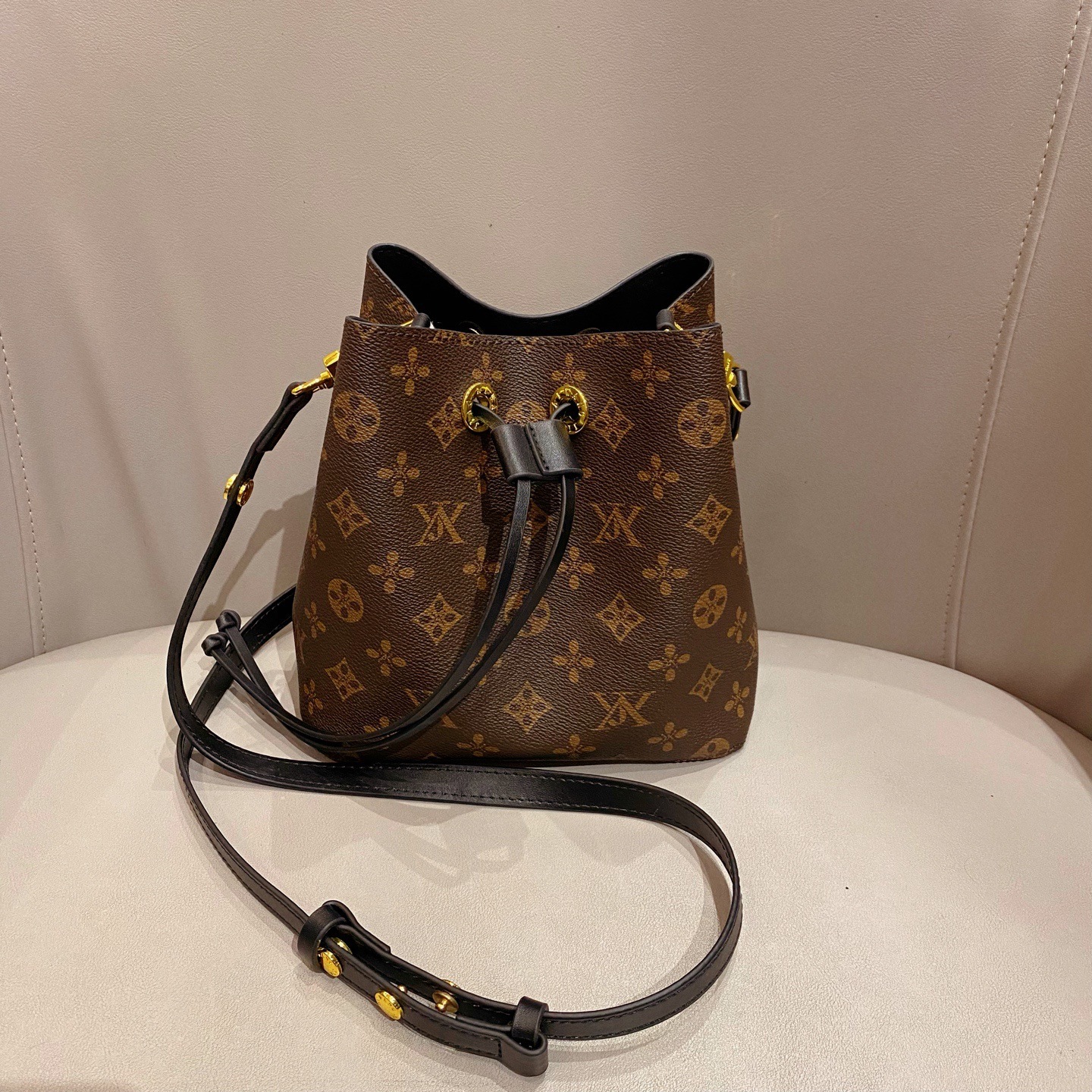 Bucket bag fashionable versatile drawstring shoulder messenger bag color-changing cowhide leather women's bag