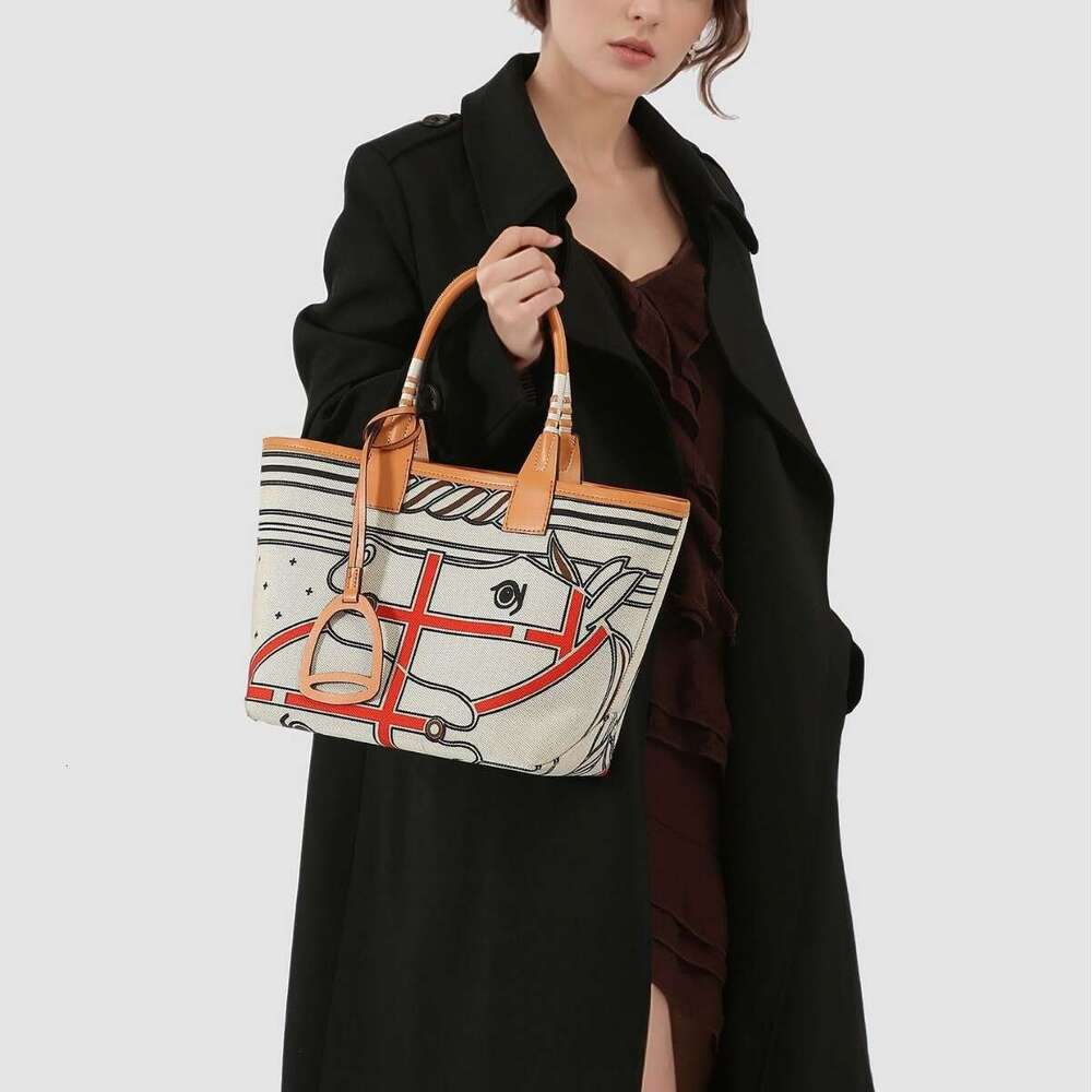 2025 New Autumn Winter Versatile Printed Tote Fashion Canvas Garden Textured Shoulder Women's Handmade Bag