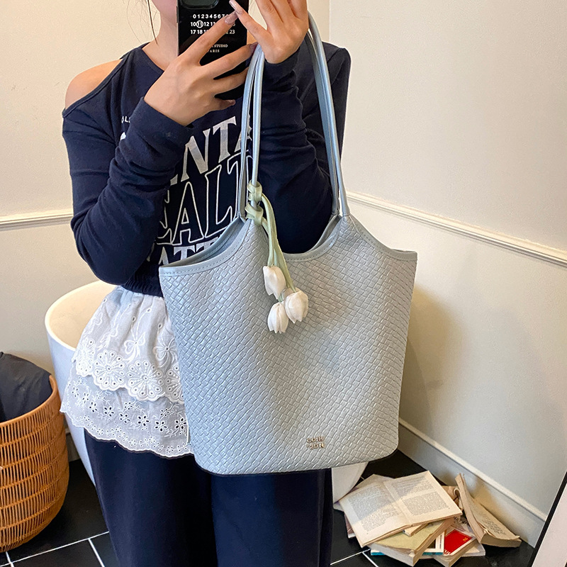 Women's large shoulder bag summer new versatile commuter bag Underarm bag this year is popular tote bag