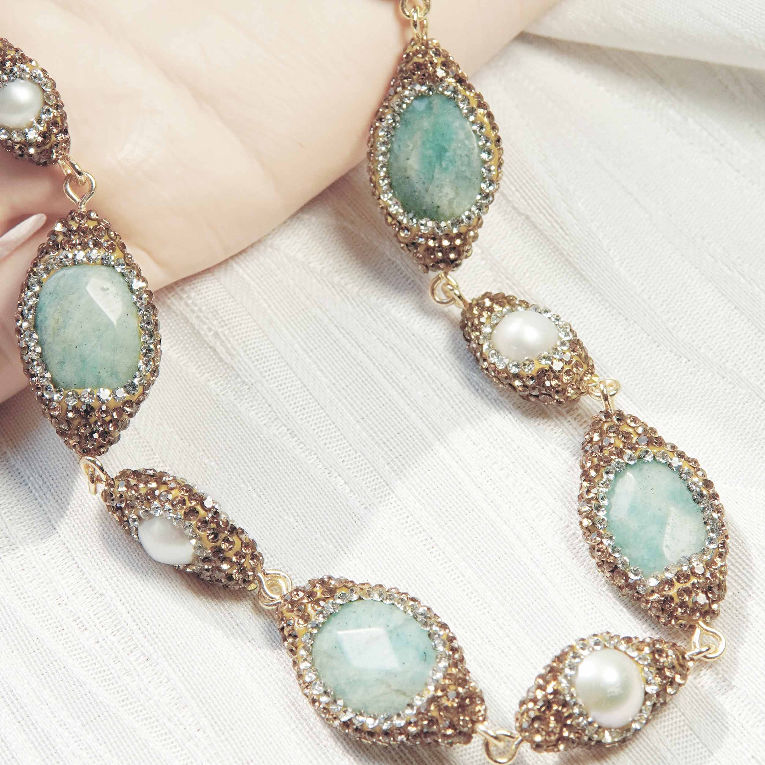 Haipo natural Tianhe stone energy jewelry set is a light and luxurious necklace with high design sense of natural freshwater pearls.