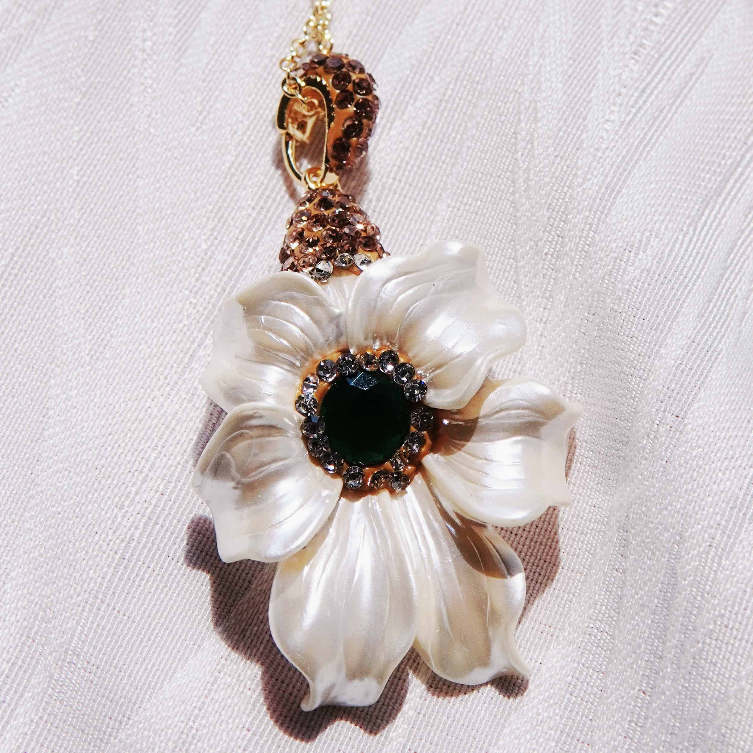 Star-awned lily shell energy jewelry set luxury shell powder suppressed high-grade design retro necklace ring earrings set.