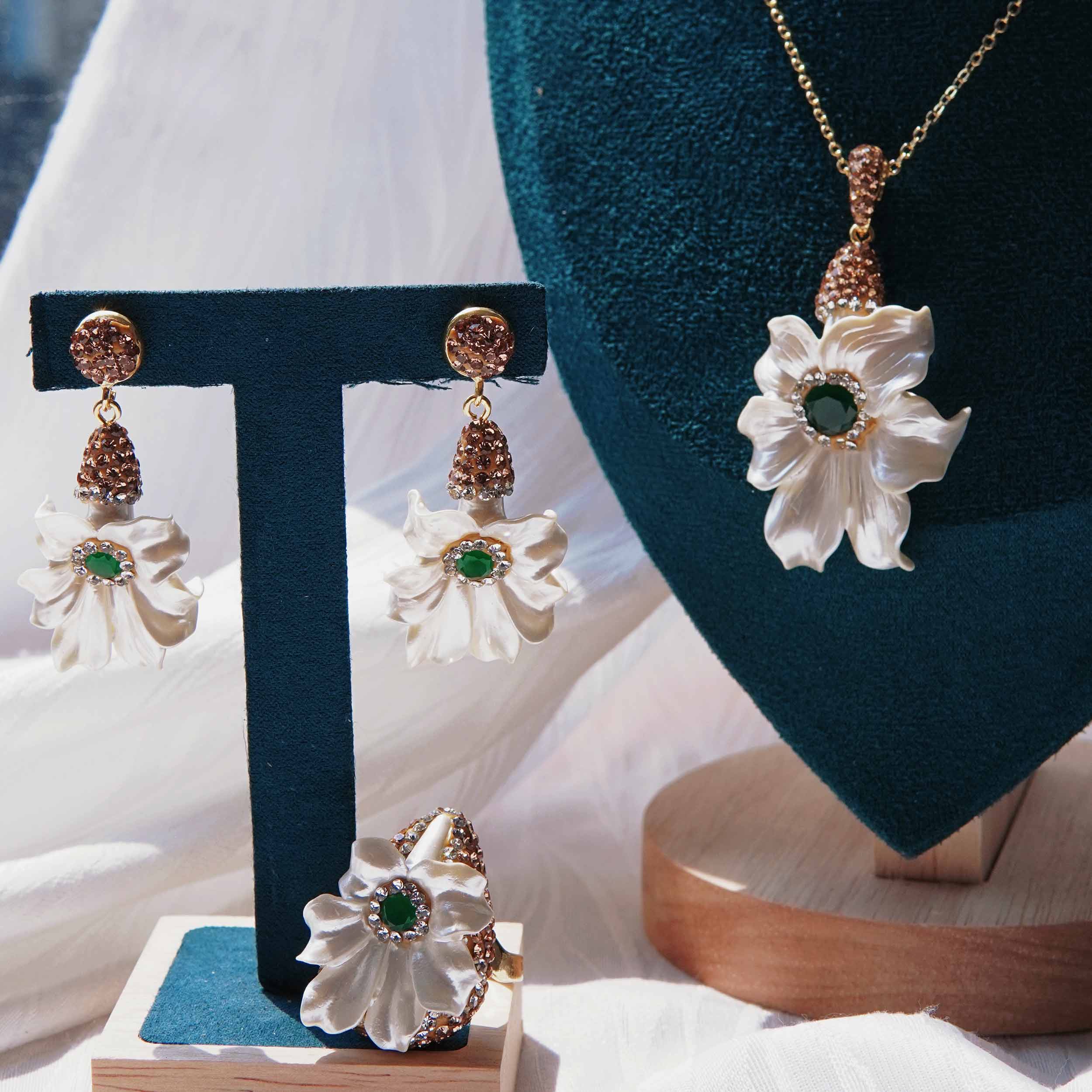 Star-awned lily shell energy jewelry set luxury shell powder suppressed high-grade design retro necklace ring earrings set.