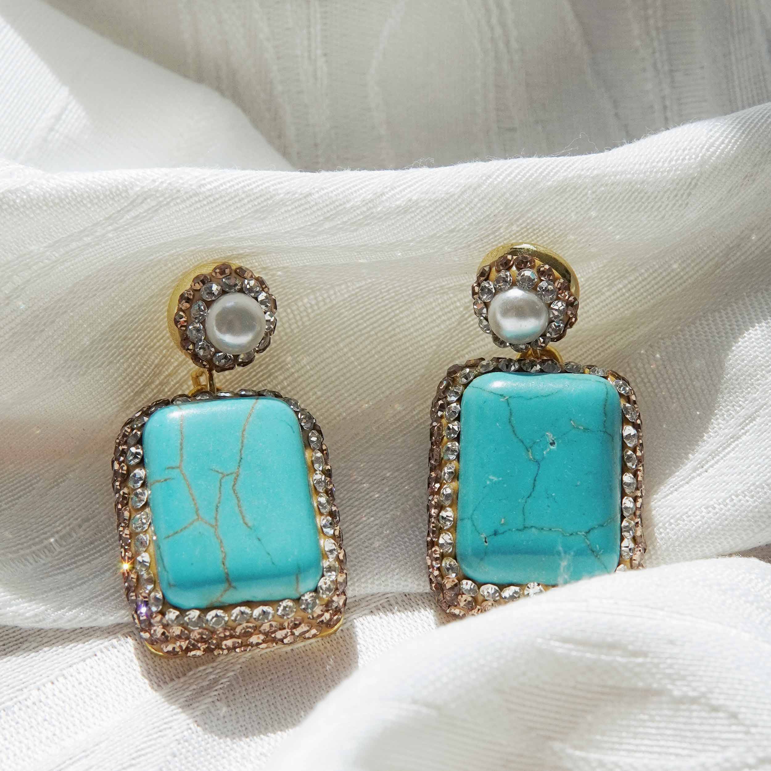 Lingyun is a Tibetan square turquoise energy jewelry set with light and luxurious design. Turquoise ring earrings necklace earrings necklace
