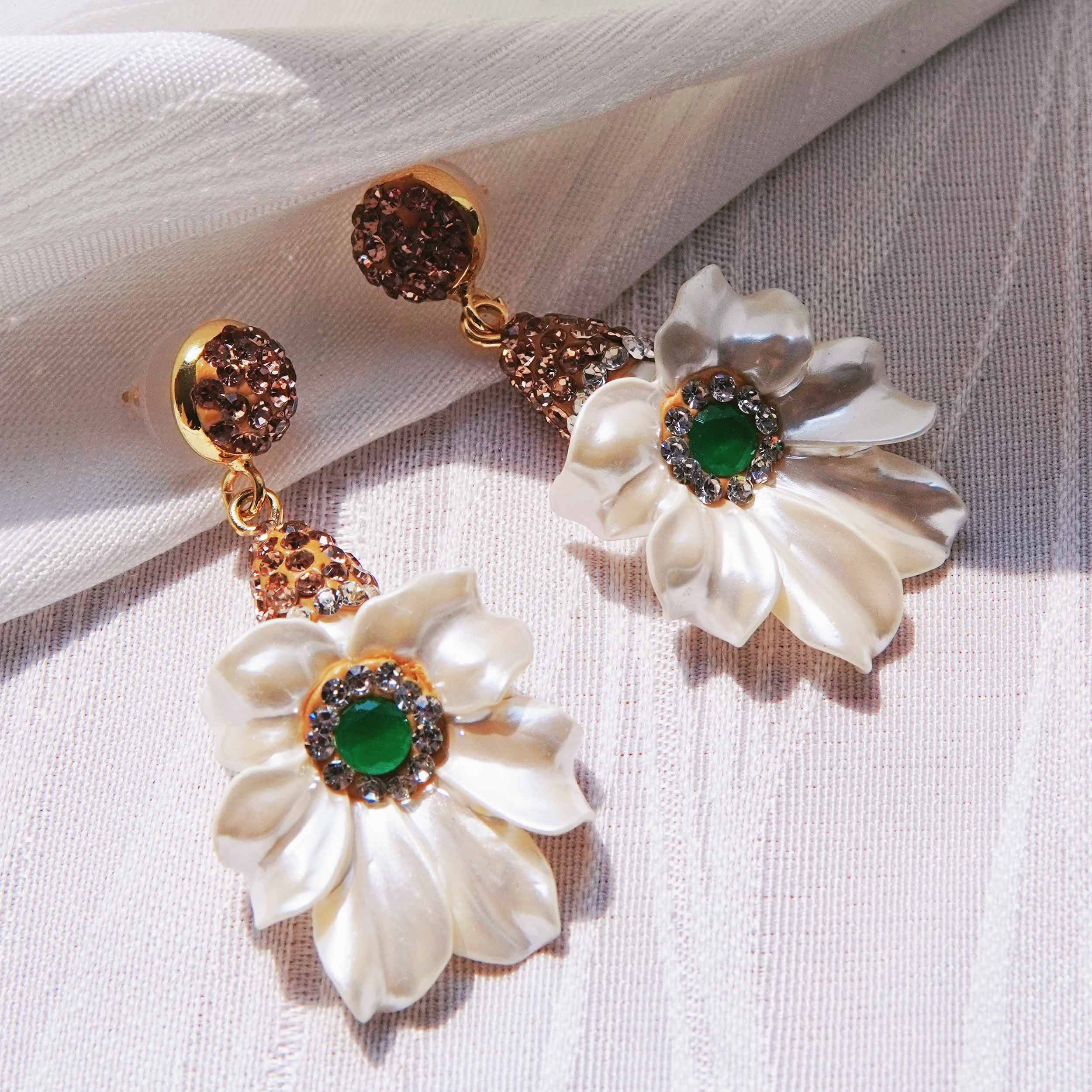 Star-awned lily shell energy jewelry set luxury shell powder suppressed high-grade design retro necklace ring earrings set.