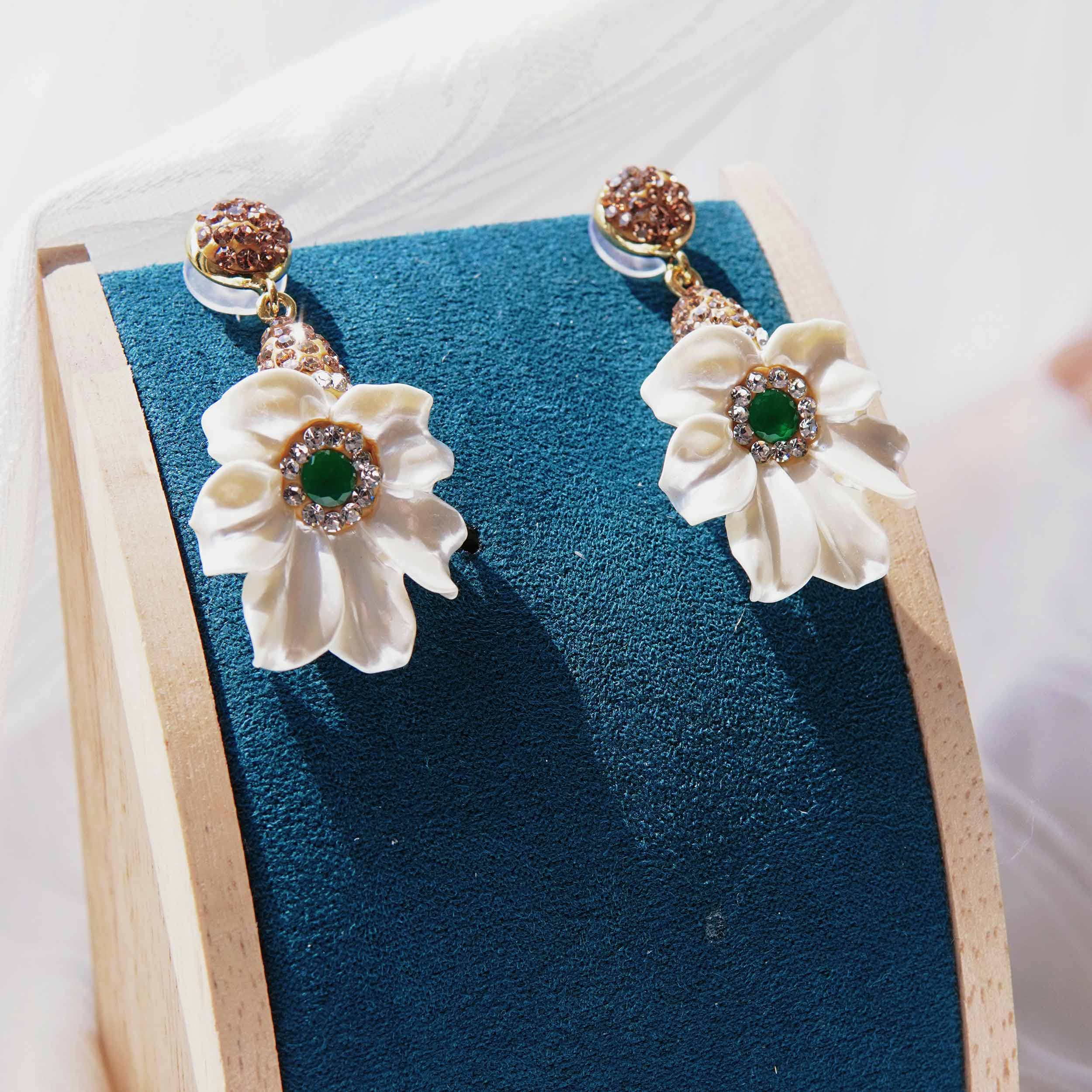 Star-awned lily shell energy jewelry set luxury shell powder suppressed high-grade design retro necklace ring earrings set.