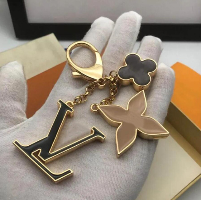 Elegant Charming Flower-Shaped Metal Key Chain Designer keychain Chic French Style Bag Charm Auto Accessory perfect Christmas gift for Her