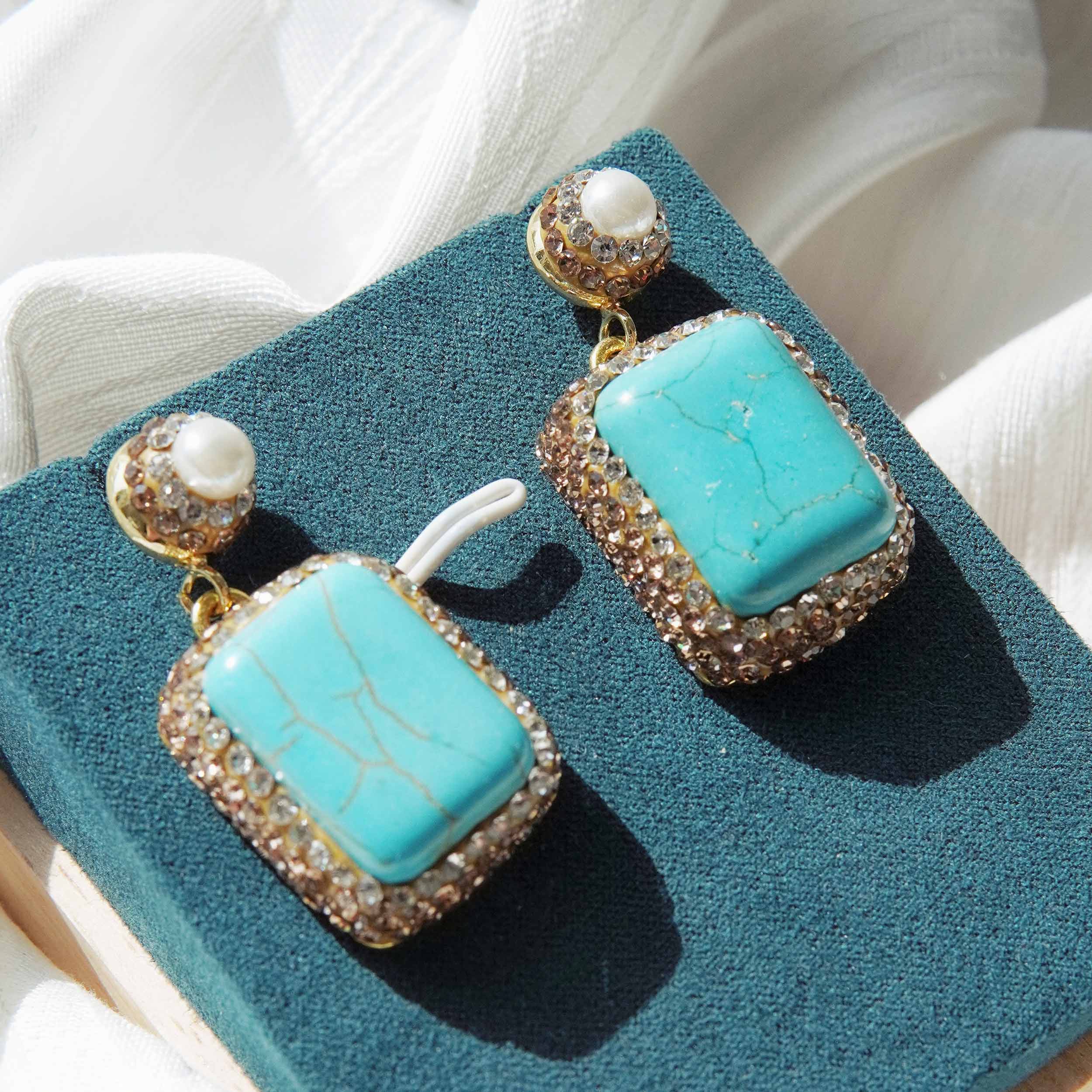 Lingyun is a Tibetan square turquoise energy jewelry set with light and luxurious design. Turquoise ring earrings necklace earrings necklace