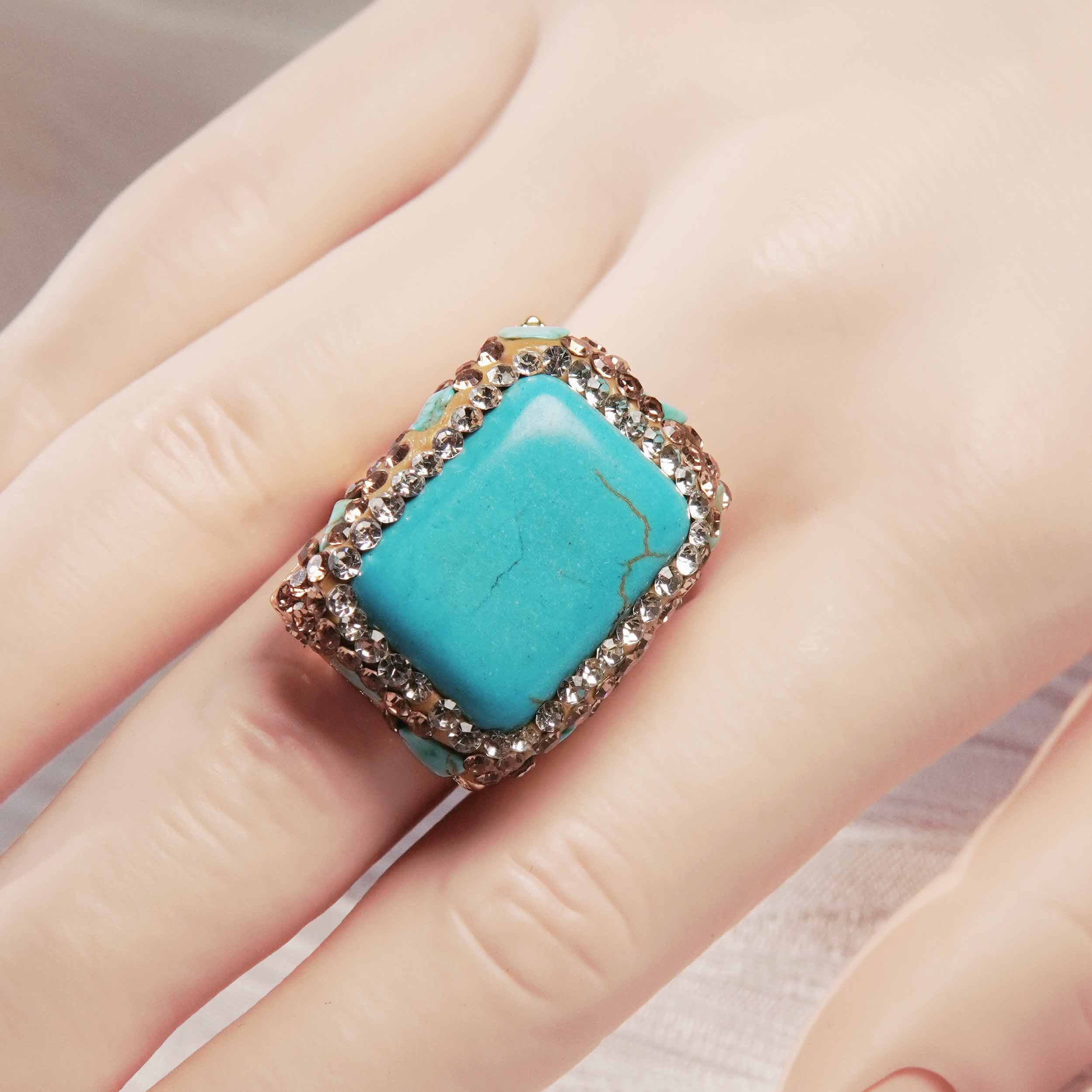 Lingyun is a Tibetan square turquoise energy jewelry set with light and luxurious design. Turquoise ring earrings necklace earrings necklace