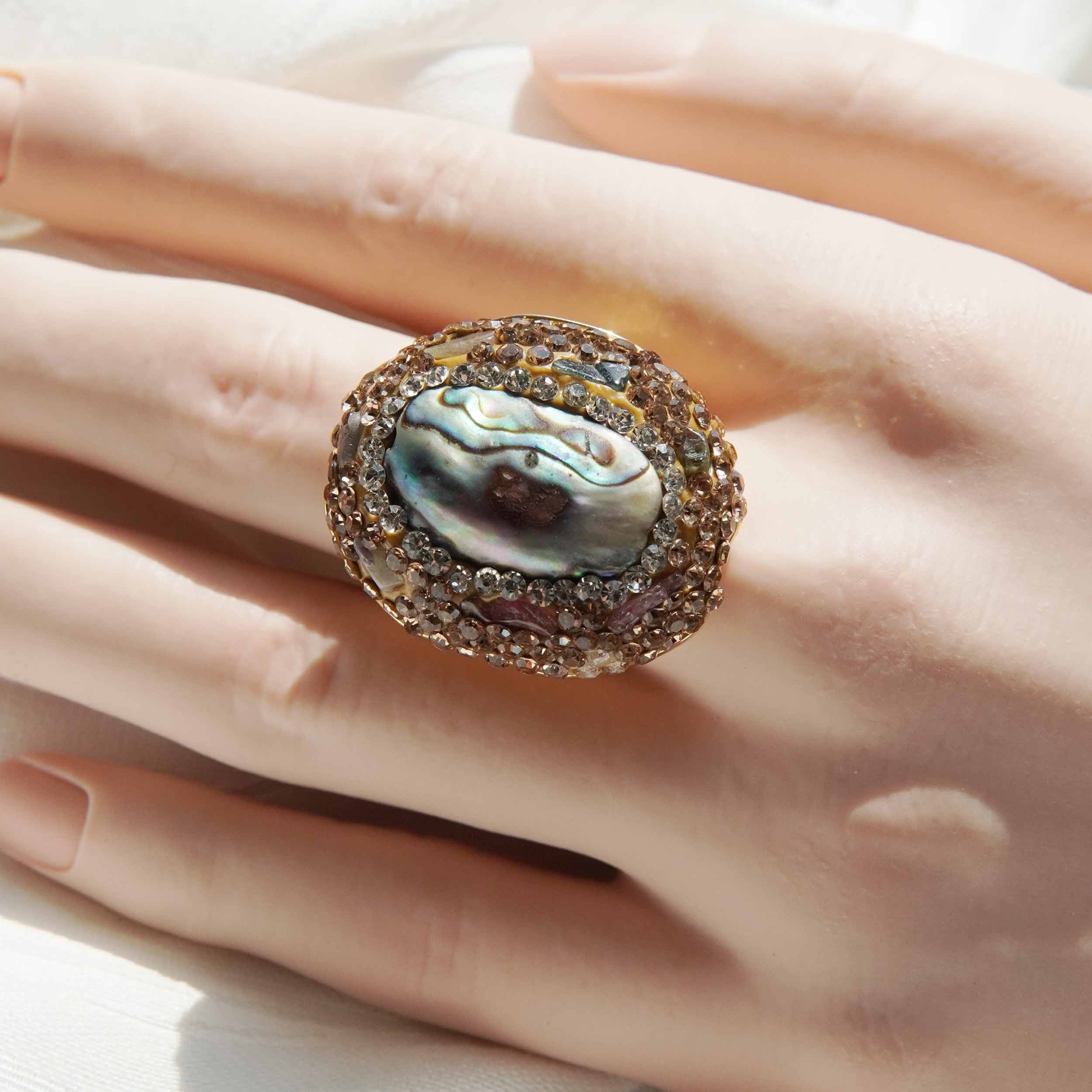 Haipo is an Australian abalone shell energy jewelry set, which is light and luxurious, and the natural tourmaline necklace has a high sense of design.