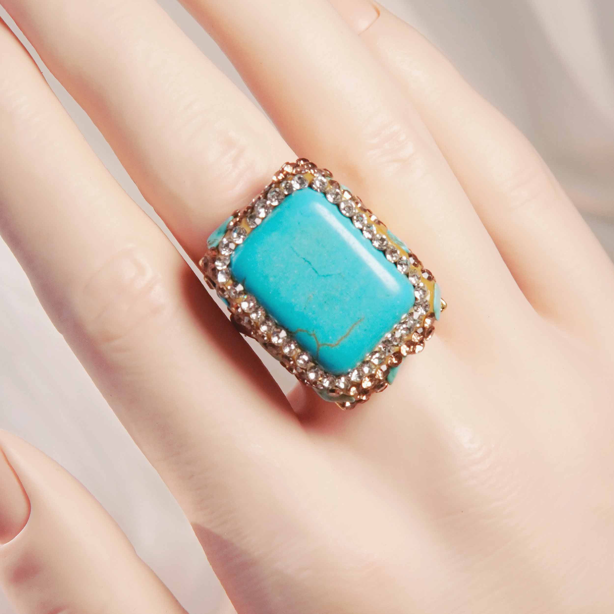 Lingyun is a Tibetan square turquoise energy jewelry set with light and luxurious design. Turquoise ring earrings necklace earrings necklace