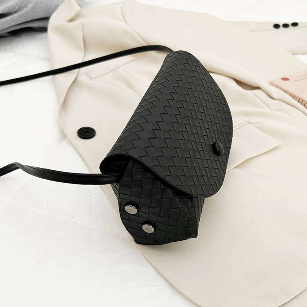 Fashion Casual Braided Shoulder Bag Women's Lightweight Solid Color PU Magnetic Flap Snap Striped Handbag for Daily Commute