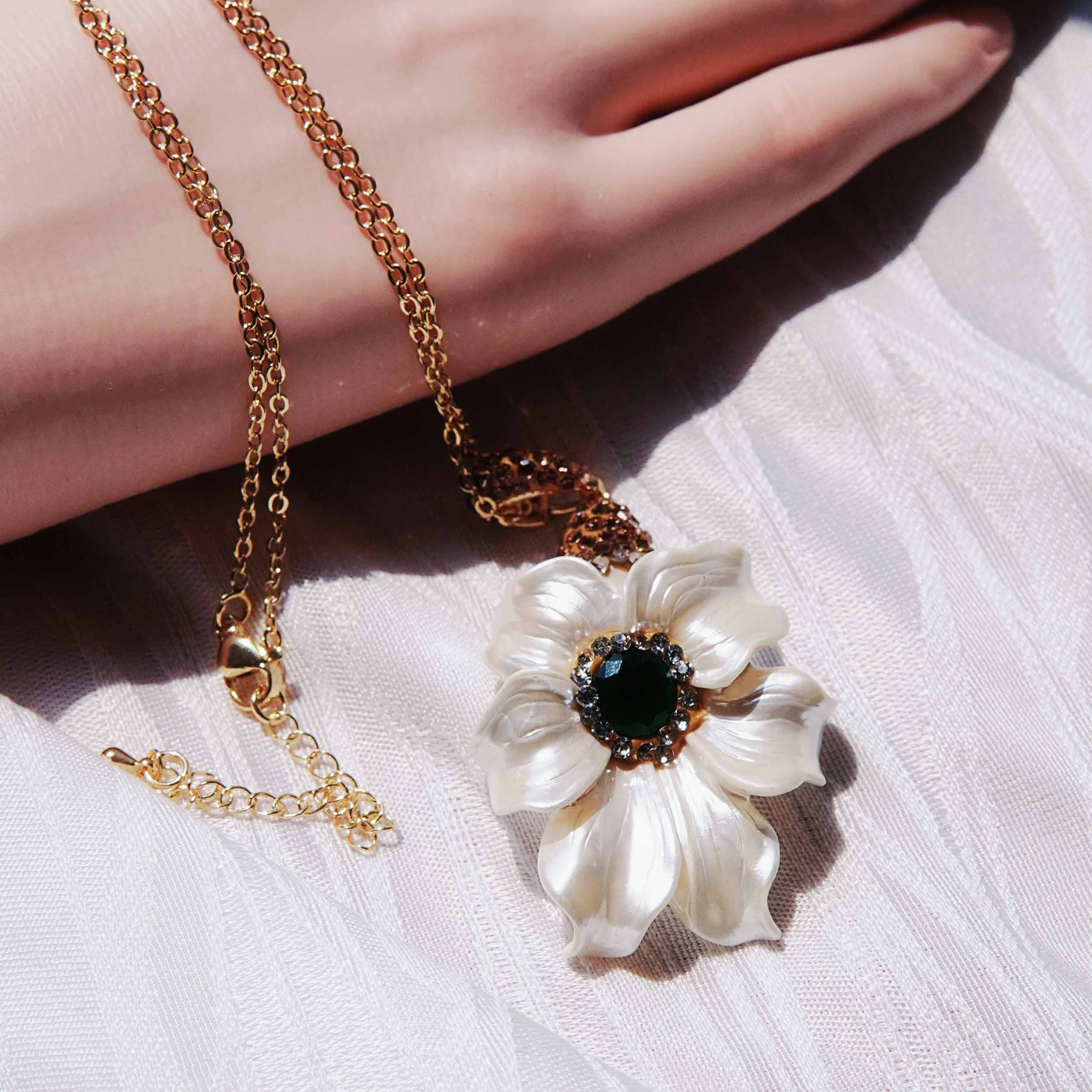 Star-awned lily shell energy jewelry set luxury shell powder suppressed high-grade design retro necklace ring earrings set.