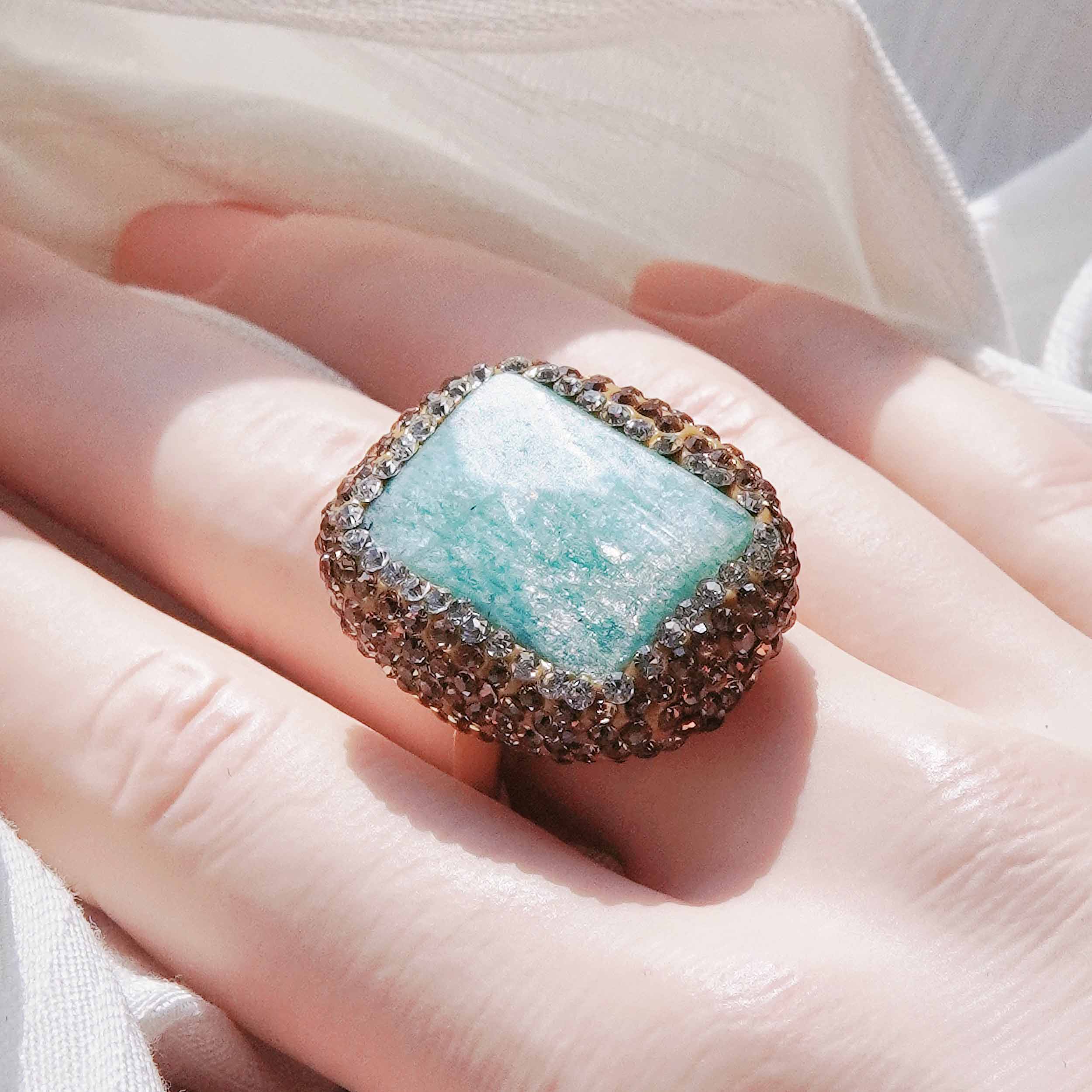 Haipo natural Tianhe stone energy jewelry set is a light and luxurious necklace with high design sense of natural freshwater pearls.