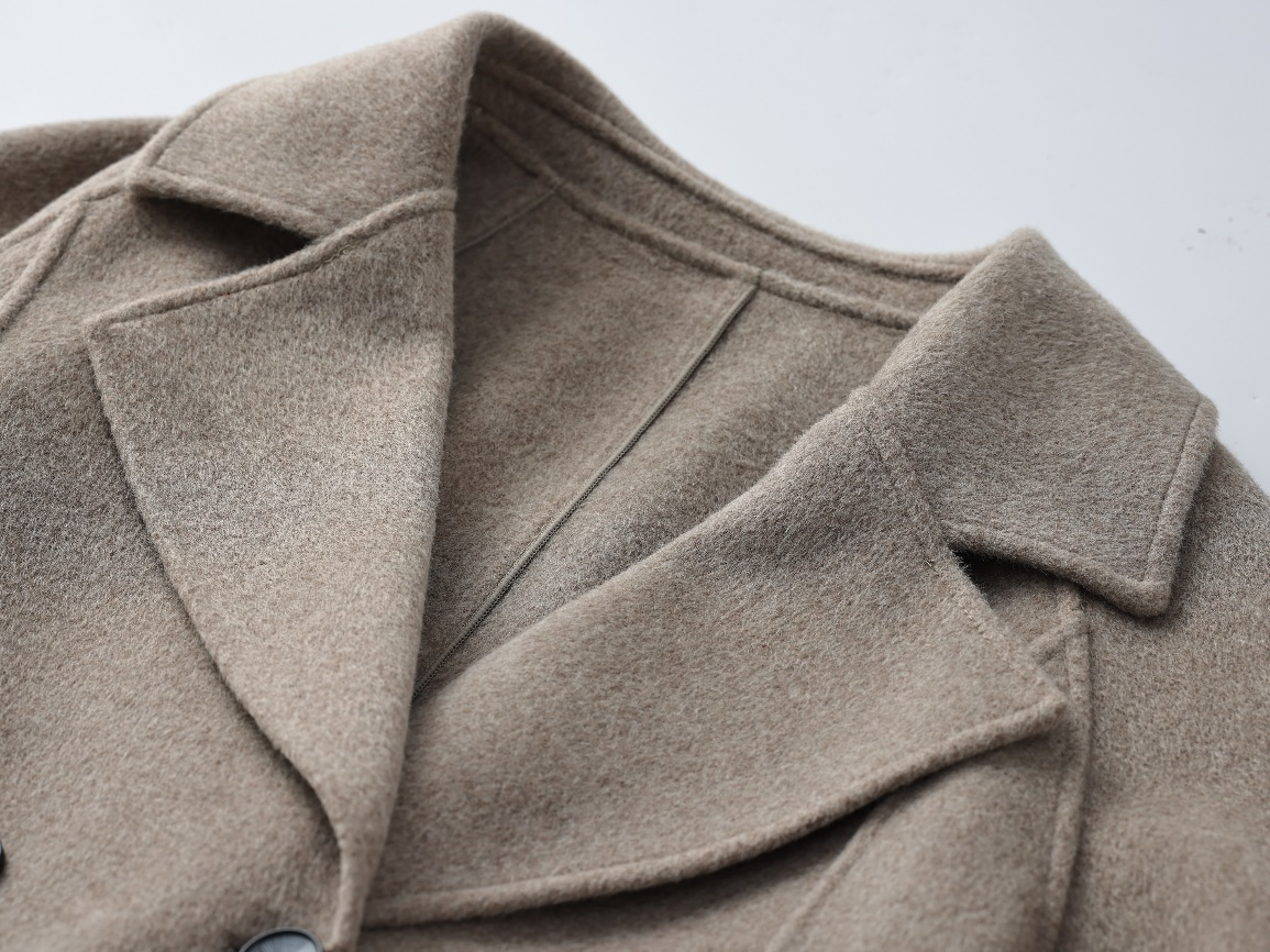 Double-Layered Womens Long-Wool Coat: Stylish & Insulating Winter Outfit