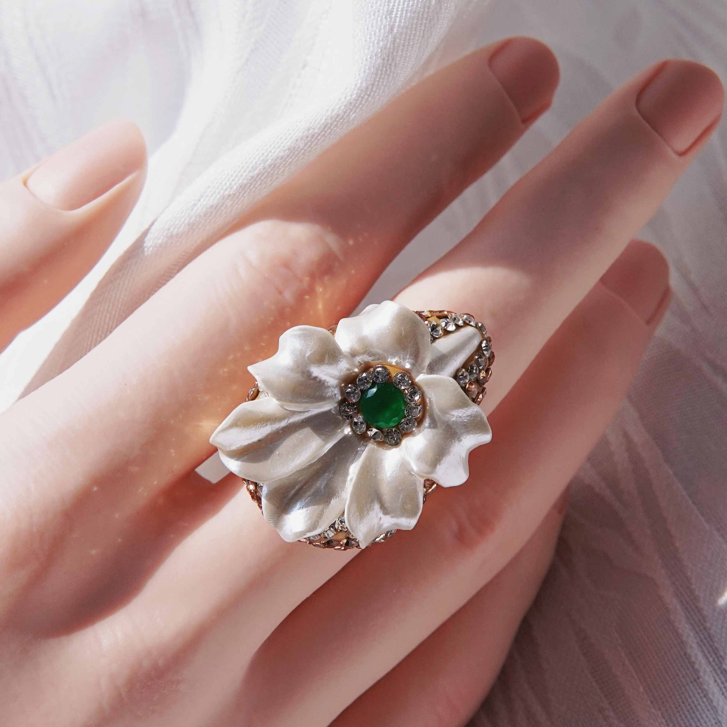 Star-awned lily shell energy jewelry set luxury shell powder suppressed high-grade design retro necklace ring earrings set.