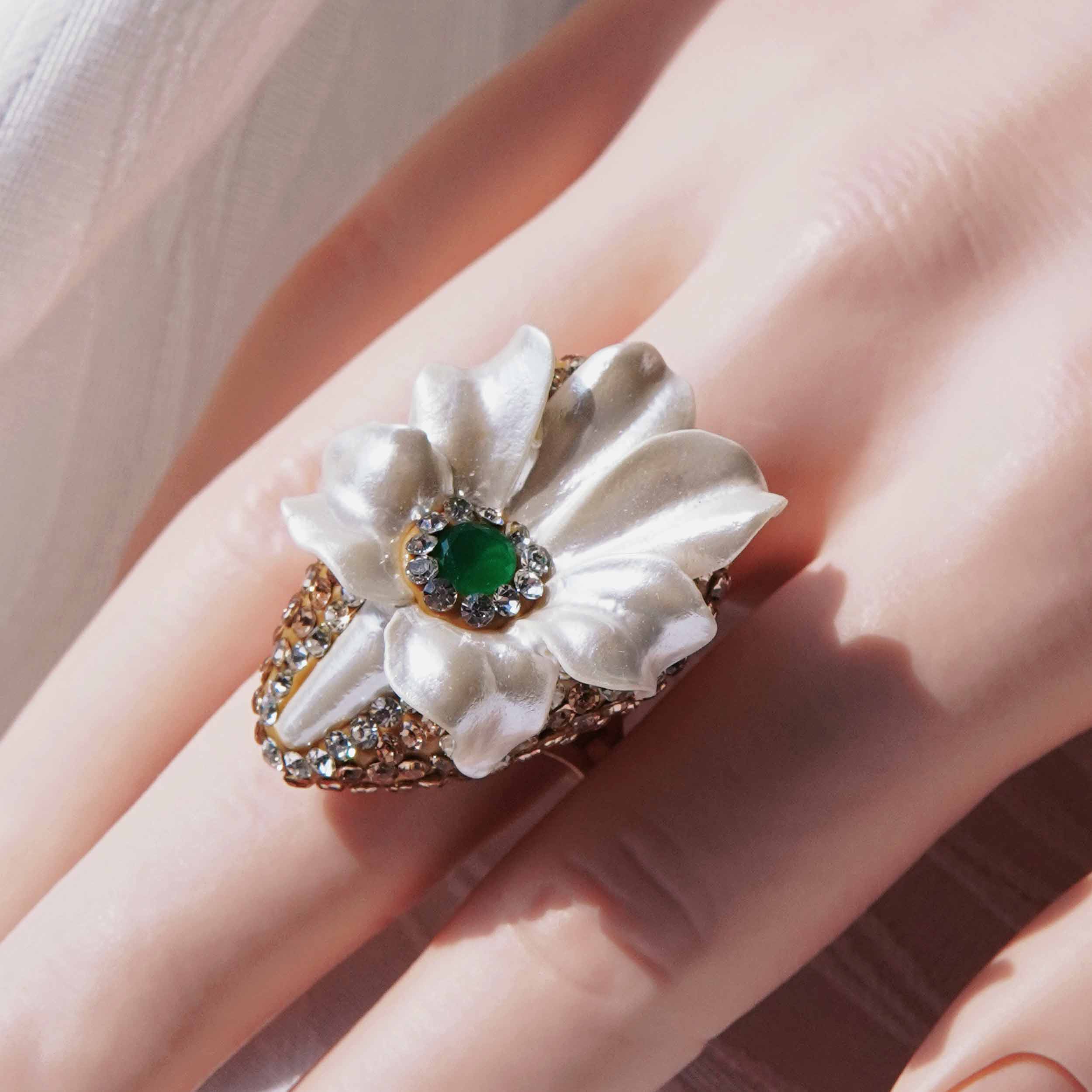 Star-awned lily shell energy jewelry set luxury shell powder suppressed high-grade design retro necklace ring earrings set.