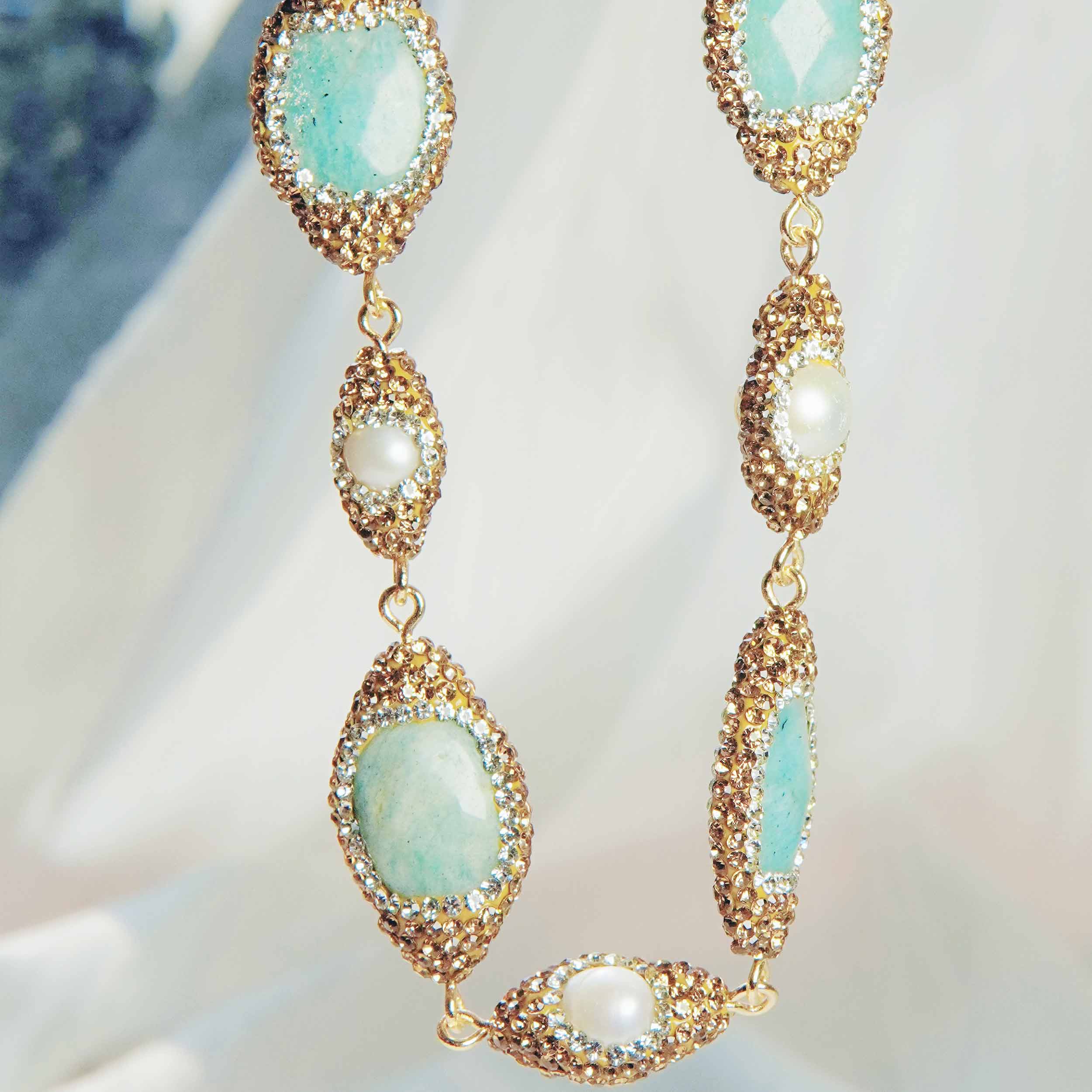 Haipo natural Tianhe stone energy jewelry set is a light and luxurious necklace with high design sense of natural freshwater pearls.