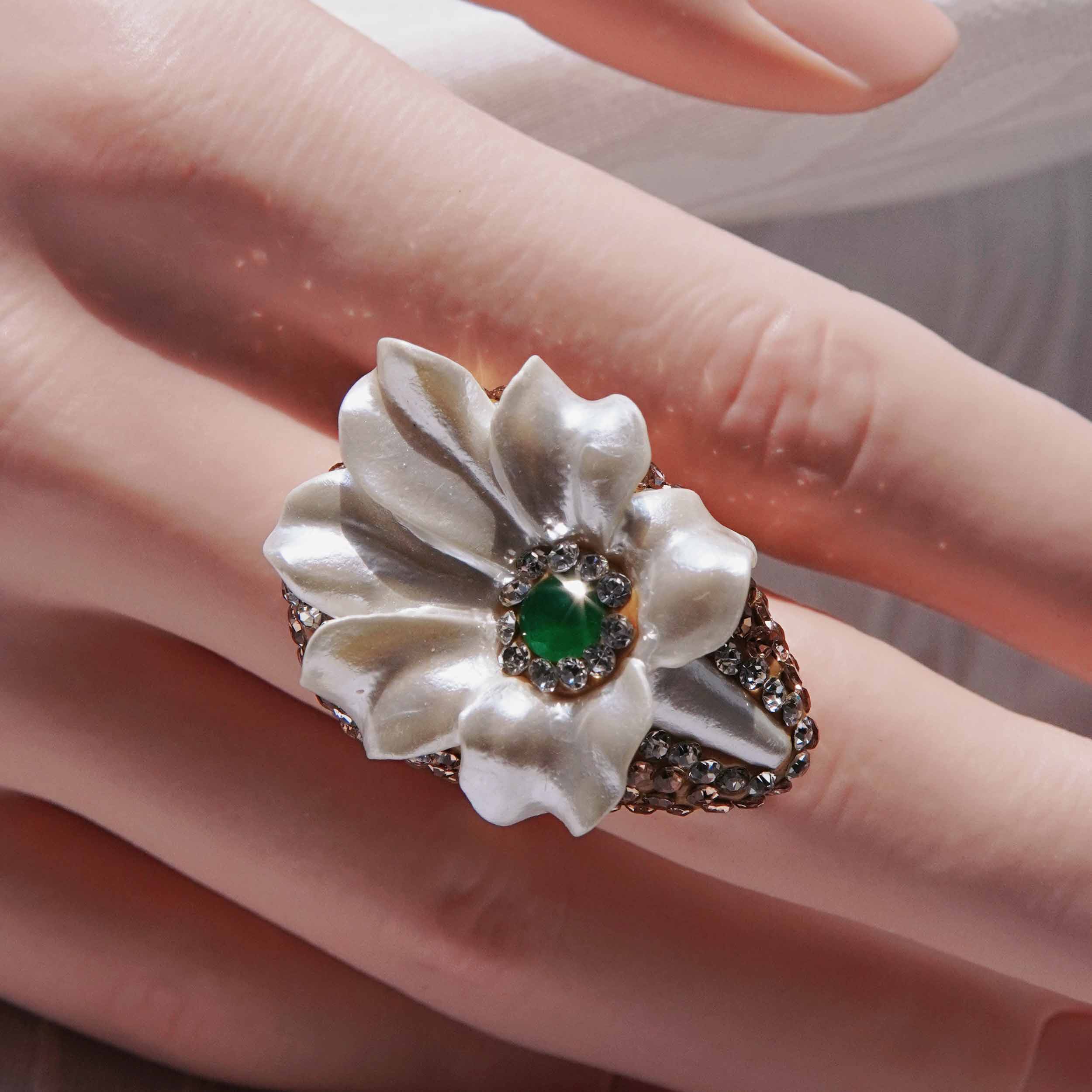 Star-awned lily shell energy jewelry set luxury shell powder suppressed high-grade design retro necklace ring earrings set.