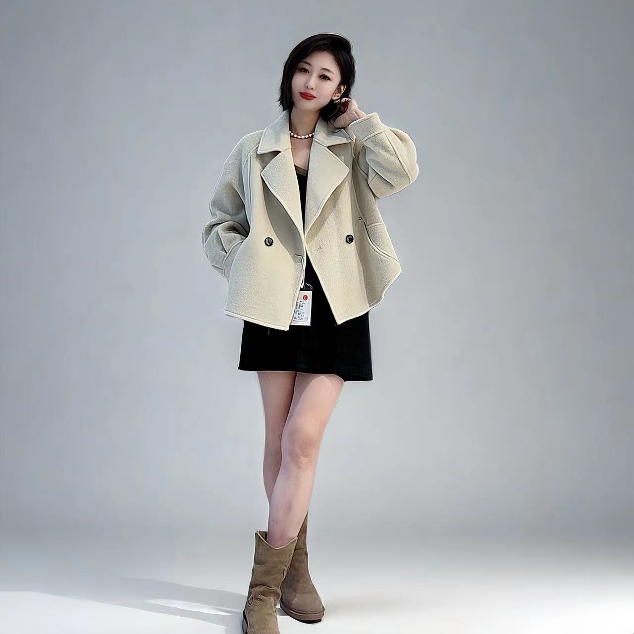 Double-Layered Womens Long-Wool Coat: Stylish & Insulating Winter Outfit