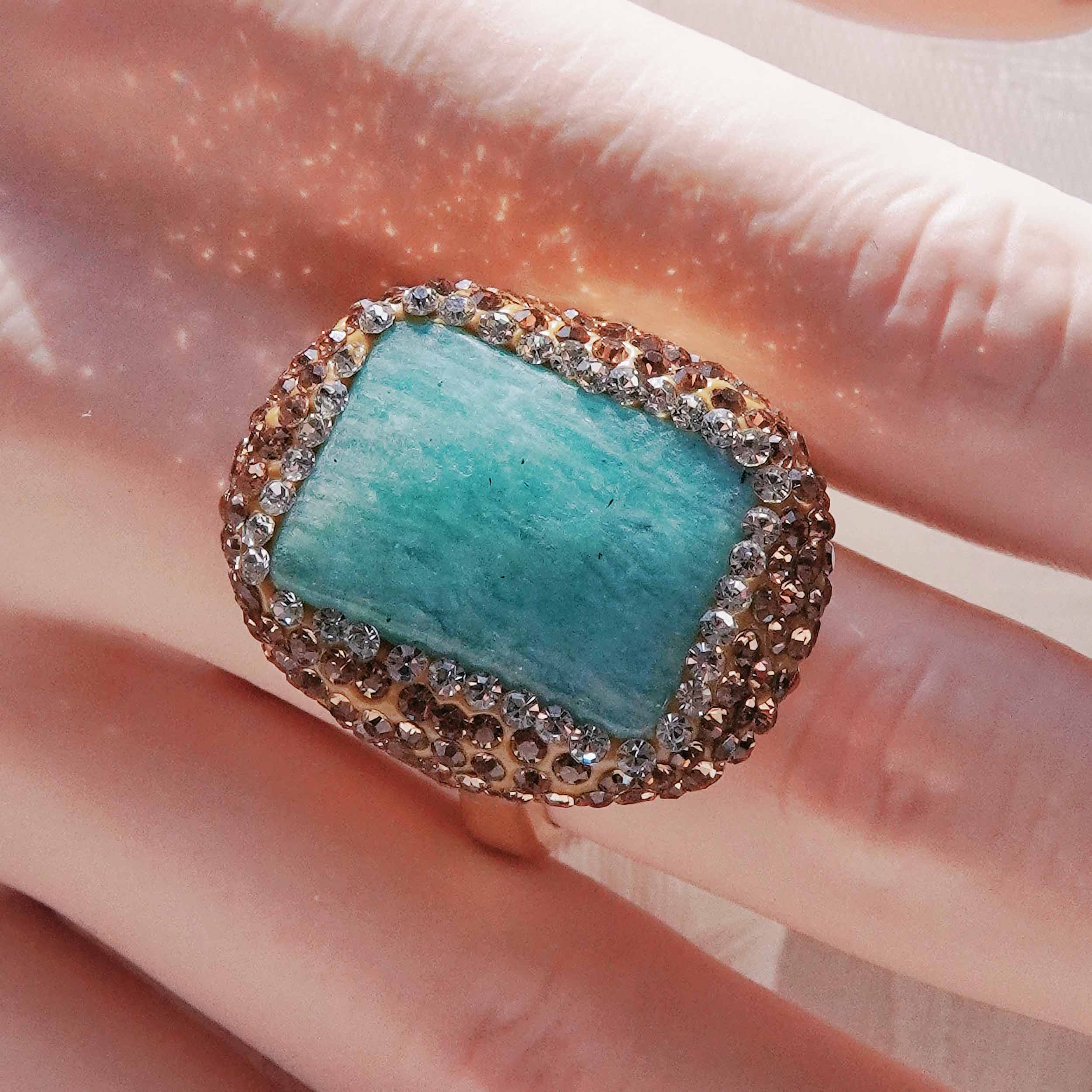 Haipo natural Tianhe stone energy jewelry set is a light and luxurious necklace with high design sense of natural freshwater pearls.