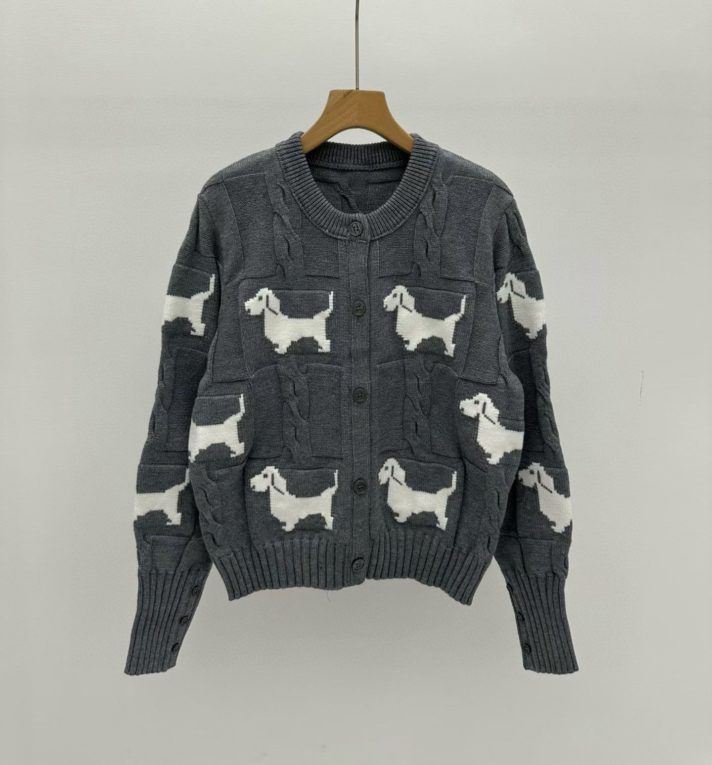 Designer brand T*B's new knitted sweater collection features a jacquard puppy and a round neckline with exquisite workmanship.