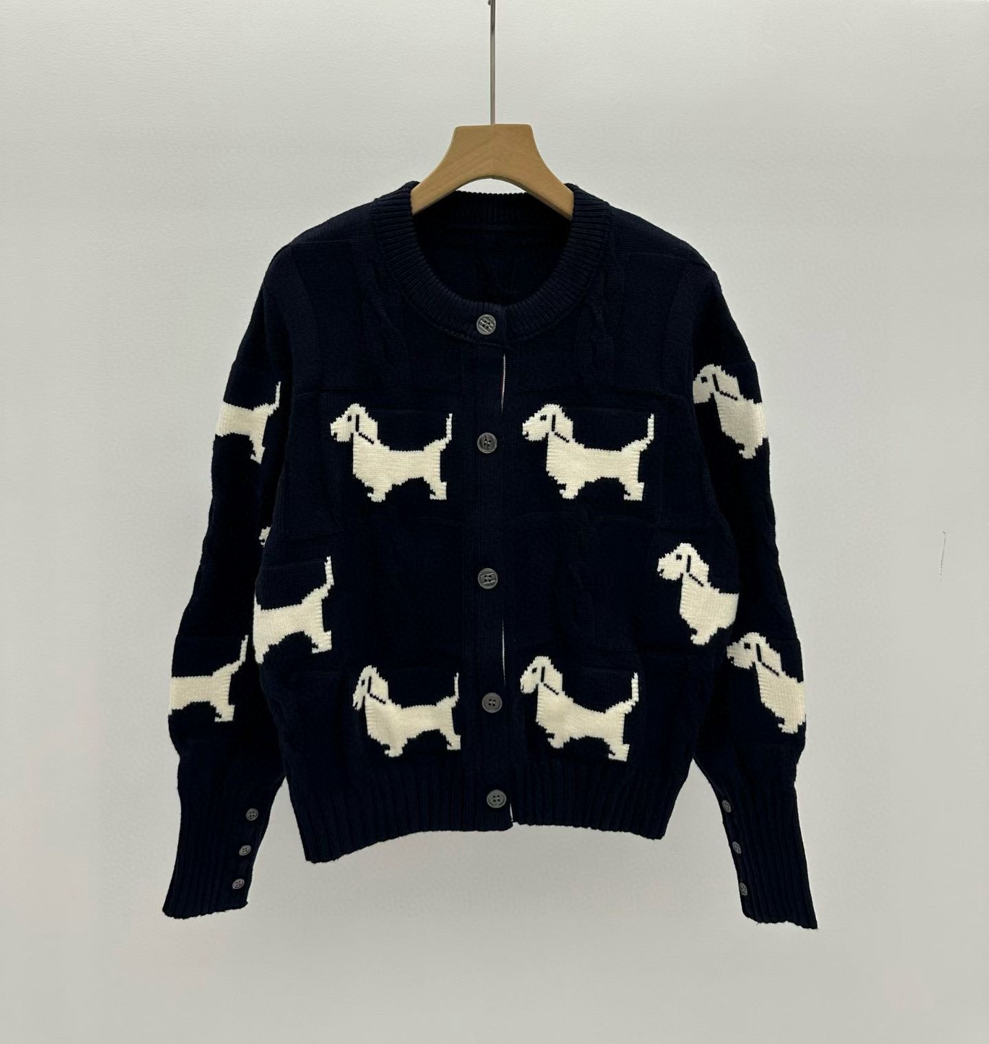 Designer brand T*B's new knitted sweater collection features a jacquard puppy and a round neckline with exquisite workmanship.