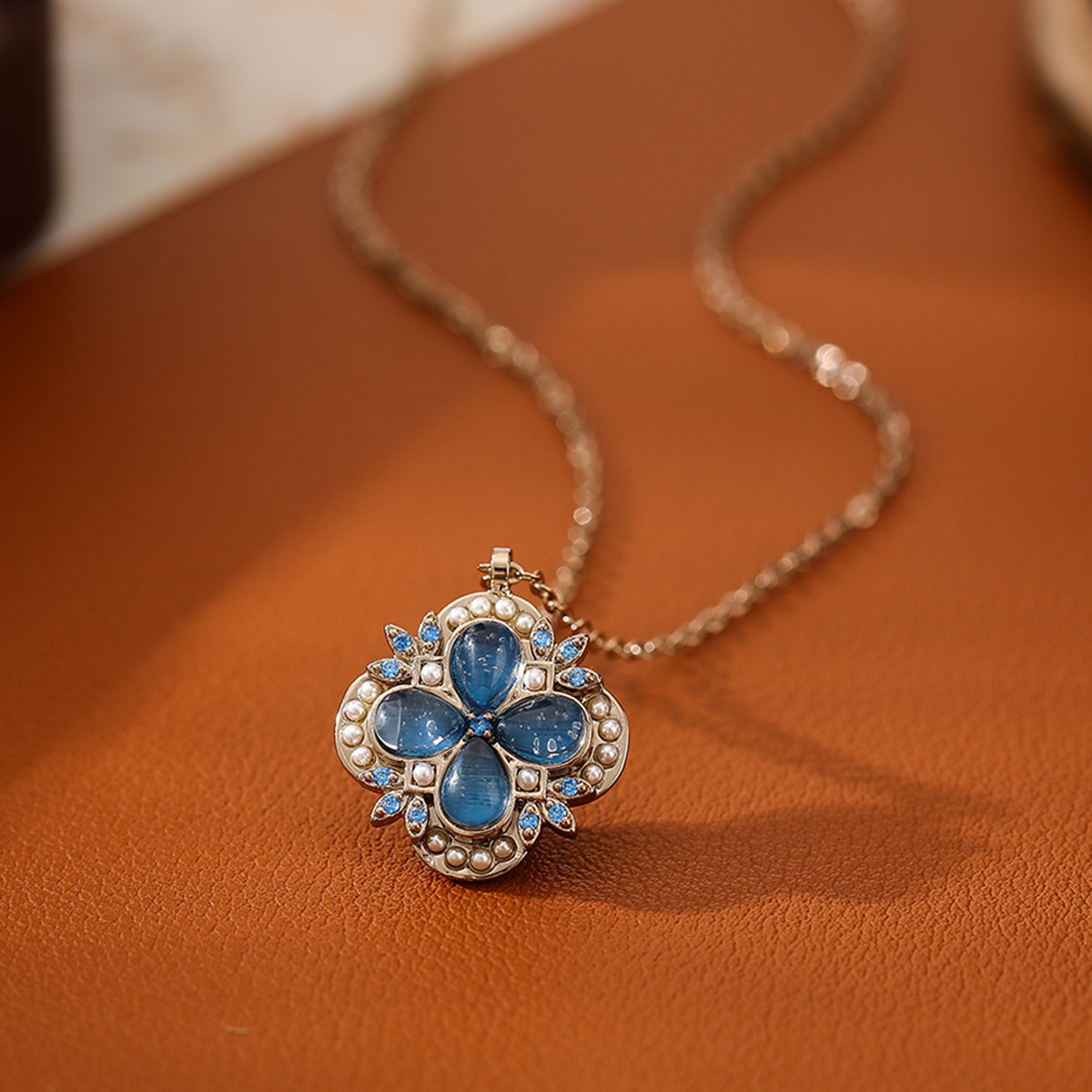 High-End Four-Leaf Clover Inlaid for Women, Minimalist Style, Niche Design, Exquisite Light Full Dia Sea Blue Zircon Necklace