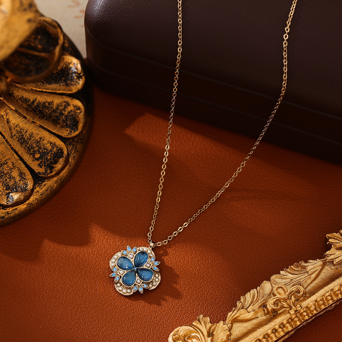 High-End Four-Leaf Clover Inlaid for Women, Minimalist Style, Niche Design, Exquisite Light Full Dia Sea Blue Zircon Necklace