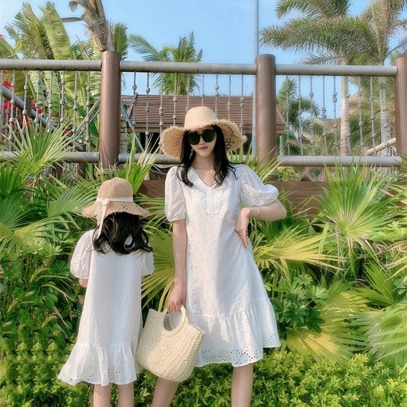 Family Matching Outfits Parent Child Summer Korean Girls' Hollow Embroidered Princess Skirt Holiday Dress Mother Dress 230506
