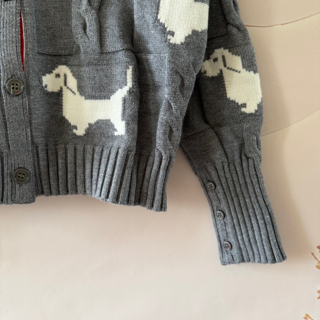 Designer brand T*B's new knitted sweater collection features a jacquard puppy and a round neckline with exquisite workmanship.