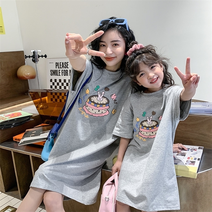 Family Matching Outfits Loose Short Sleeve Parent-child Dress Summer Mid Length Casual Cake Long T Foreigner Women's Dress 230506