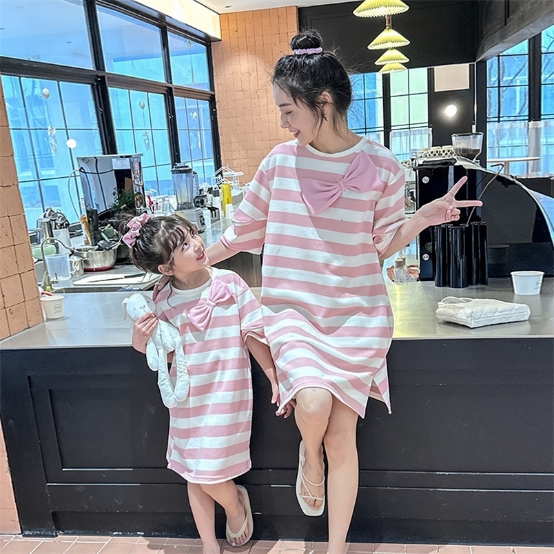 Family Matching Outfits Pink Striped Parent-child Dress for Women's Summer Korean Casual Loose Fitting Women's Clothing 230421
