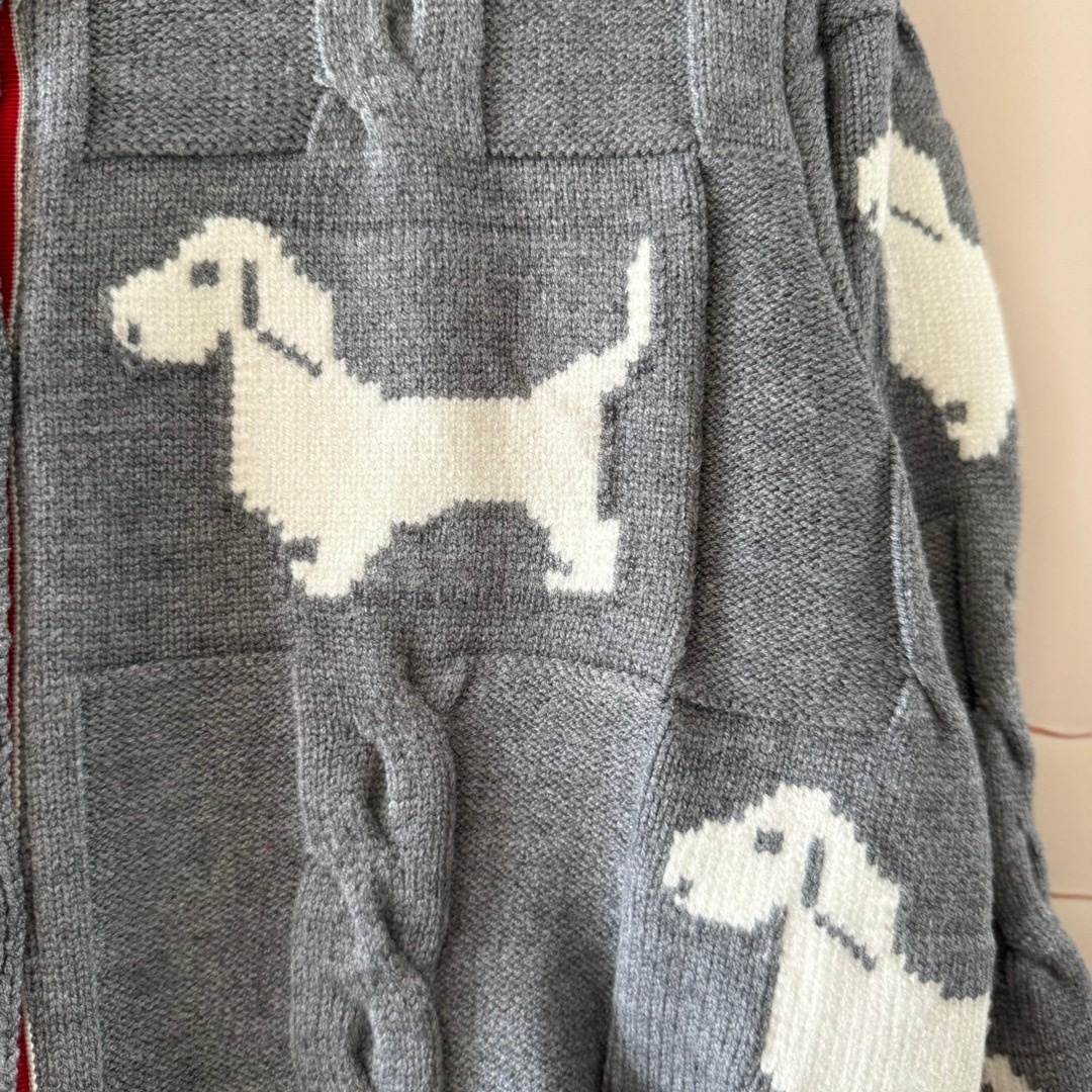 Designer brand T*B's new knitted sweater collection features a jacquard puppy and a round neckline with exquisite workmanship.