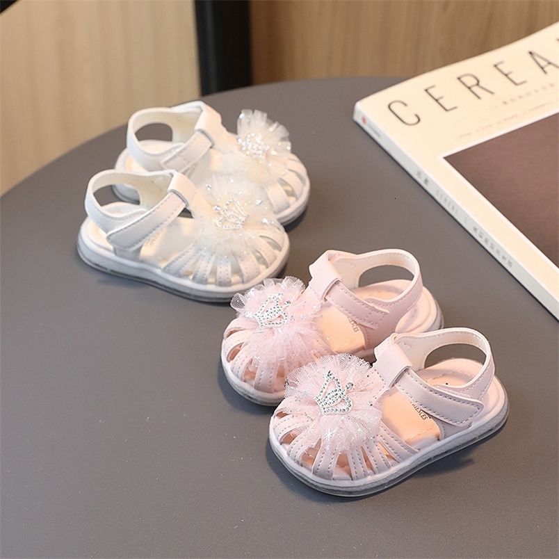 First Walkers Cute Girls Baby Walking Shoes Toes Wrapped Simple Crown Summer Non-slip Versatile Soft Performance Shoes for Wedding 230314