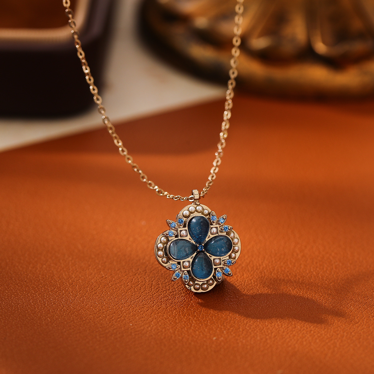 High-End Four-Leaf Clover Inlaid for Women, Minimalist Style, Niche Design, Exquisite Light Full Dia Sea Blue Zircon Necklace