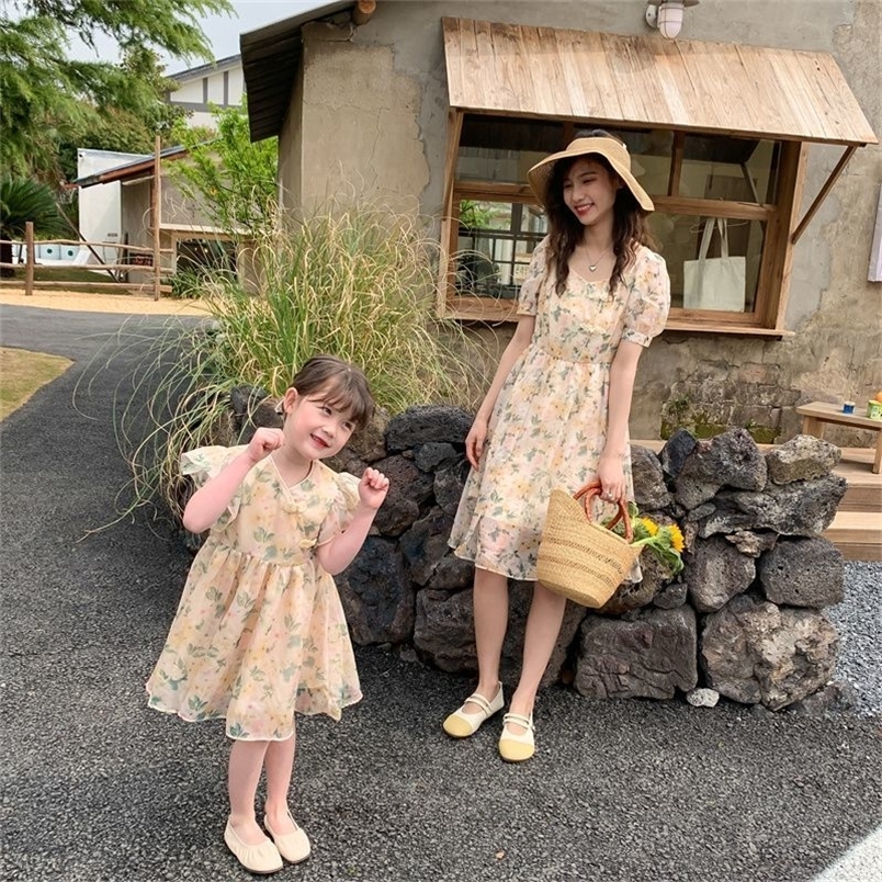 Family Matching Outfits Parent-child Short-sleeved Dress Summer Women's Clothing Chiffon Floral Girls Dress Street Beach Parent-child Dress 23050