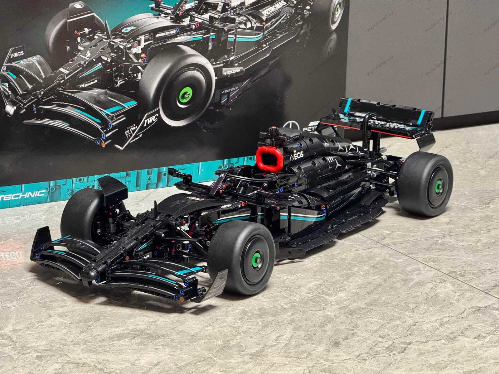 Experience thrilling excitement 18 scale F1 racing model 1642 piece set challenge Model collection preferred birthday gift Z250923