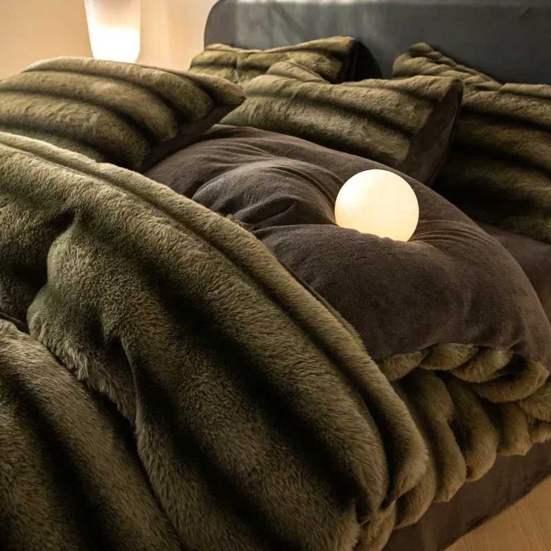 Winter Thick Warm Luxury Bedding Set Include Quilt Cover Sheet Pillowcase Solid Color Coral Velvet Soft Queen Duvet Cover Set Z250929