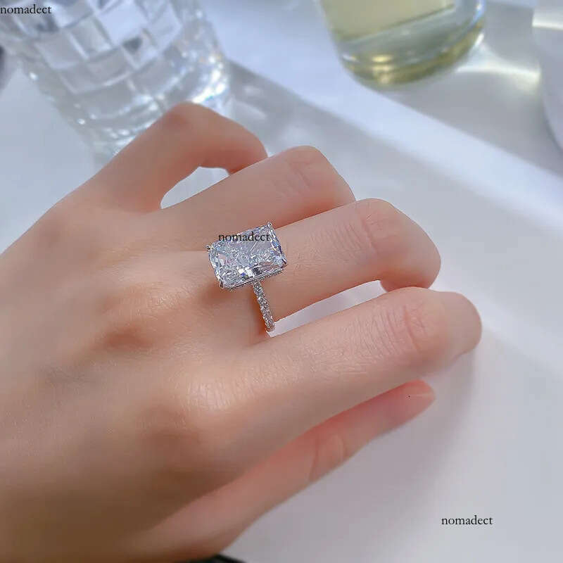 2024 Choucong Wedding Rings Elegant Jewelry Sparkling Pure 100% Sterling Sier Natural Moissanite Dia Gemstones Party Women Engagement Ring Gift 2e