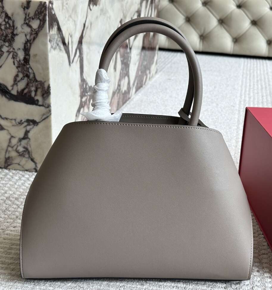 Hot Selling Genuine Handbag Hug Pillow Top Layer Leather Advanced Feeling New Model Fashion Temperament Boston Bag Designer Bags