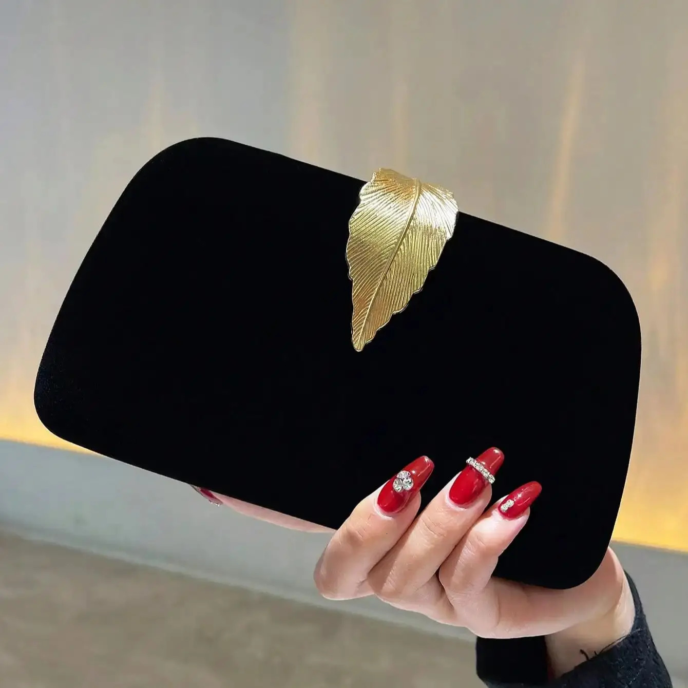 PU Leather Leaf Glamorous Elegant Women Evening Bags Bow Sequined Clutch Mini Acrylic Box Rhinestones Prom Dinner Banquet 250930