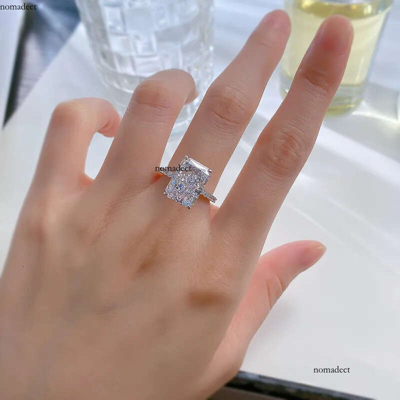 2024 Choucong Wedding Rings Elegant Jewelry Sparkling Pure 100% Sterling Sier Natural Moissanite Dia Gemstones Party Women Engagement Ring Gift 2e