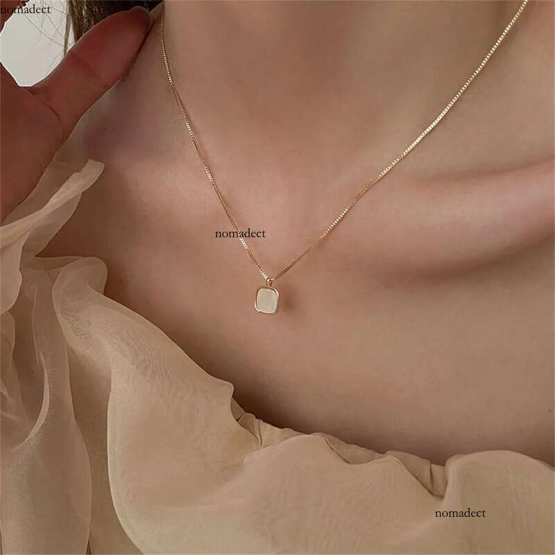 New fashion designer necklace for women, not fading, niche, high-end, light collarbone chain 52